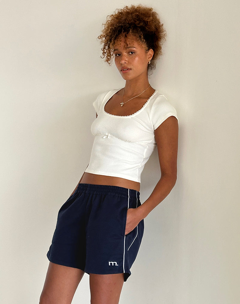 Thera Short in Marineblau mit weißer Paspelierung und M-Emblem