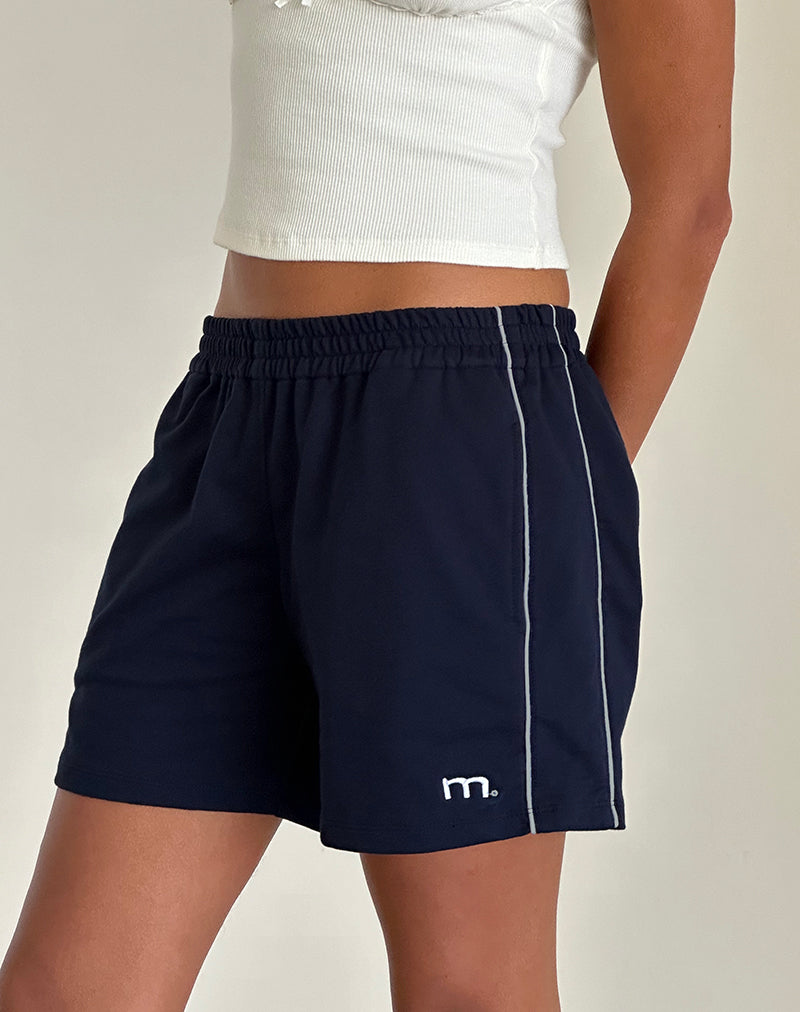 Thera Short in Marineblau mit weißer Paspelierung und M-Emblem