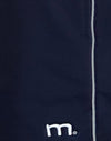 Marineblau mit weißer Paspelierung und M-Emblem