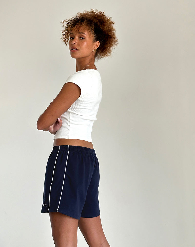 Thera Short in Marineblau mit weißer Paspelierung und M-Emblem