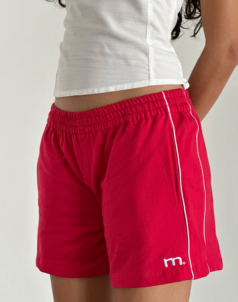 Abbildung der Thera Shorts in Tango Rot mit Off White Piping und M Emblem