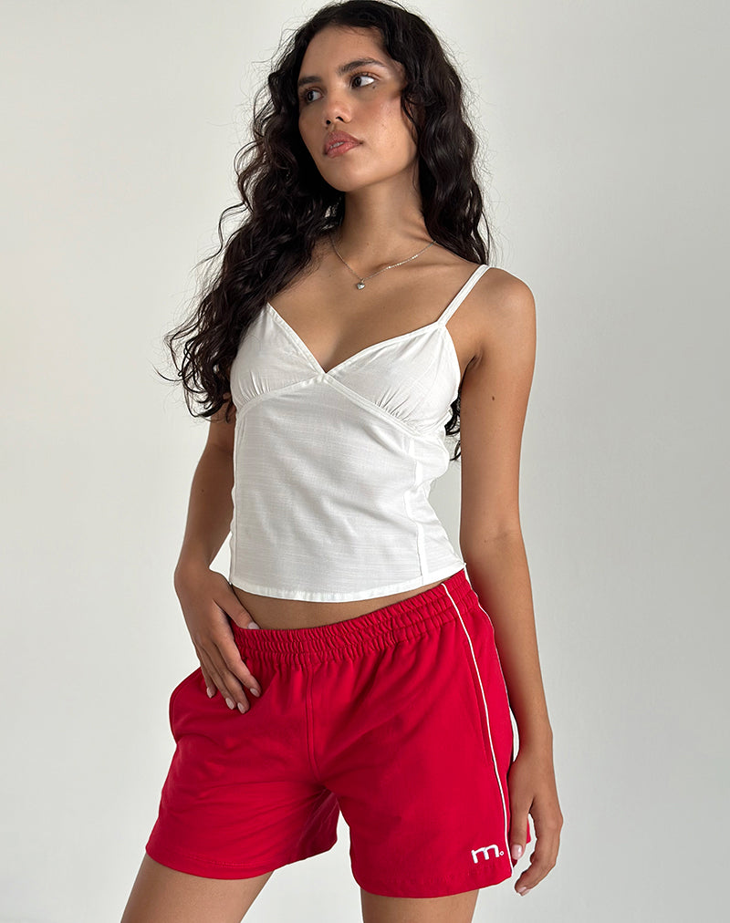 Thera Shorts in Tango Rot mit weißem Paspel und M-Emblem