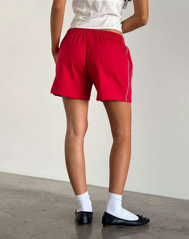 Abbildung der Thera Shorts in Tango Rot mit Off White Piping und M Emblem