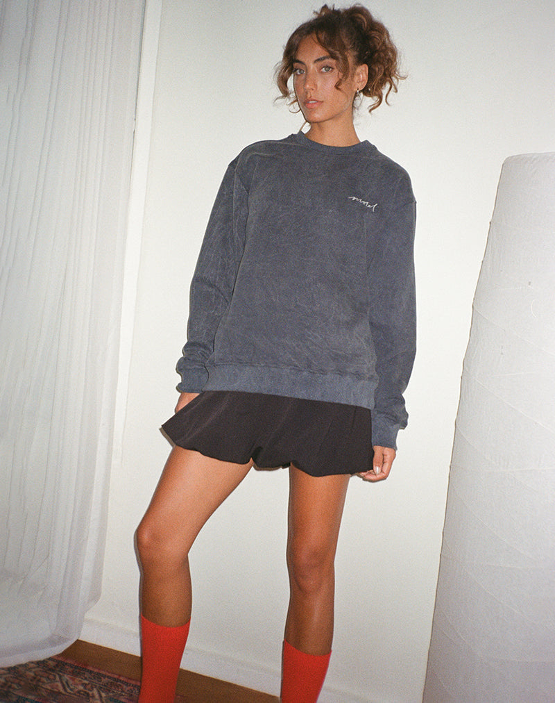 Image of Tillie Pullover in schwarzer Waschung mit weißer 'MOTEL'-Stickerei