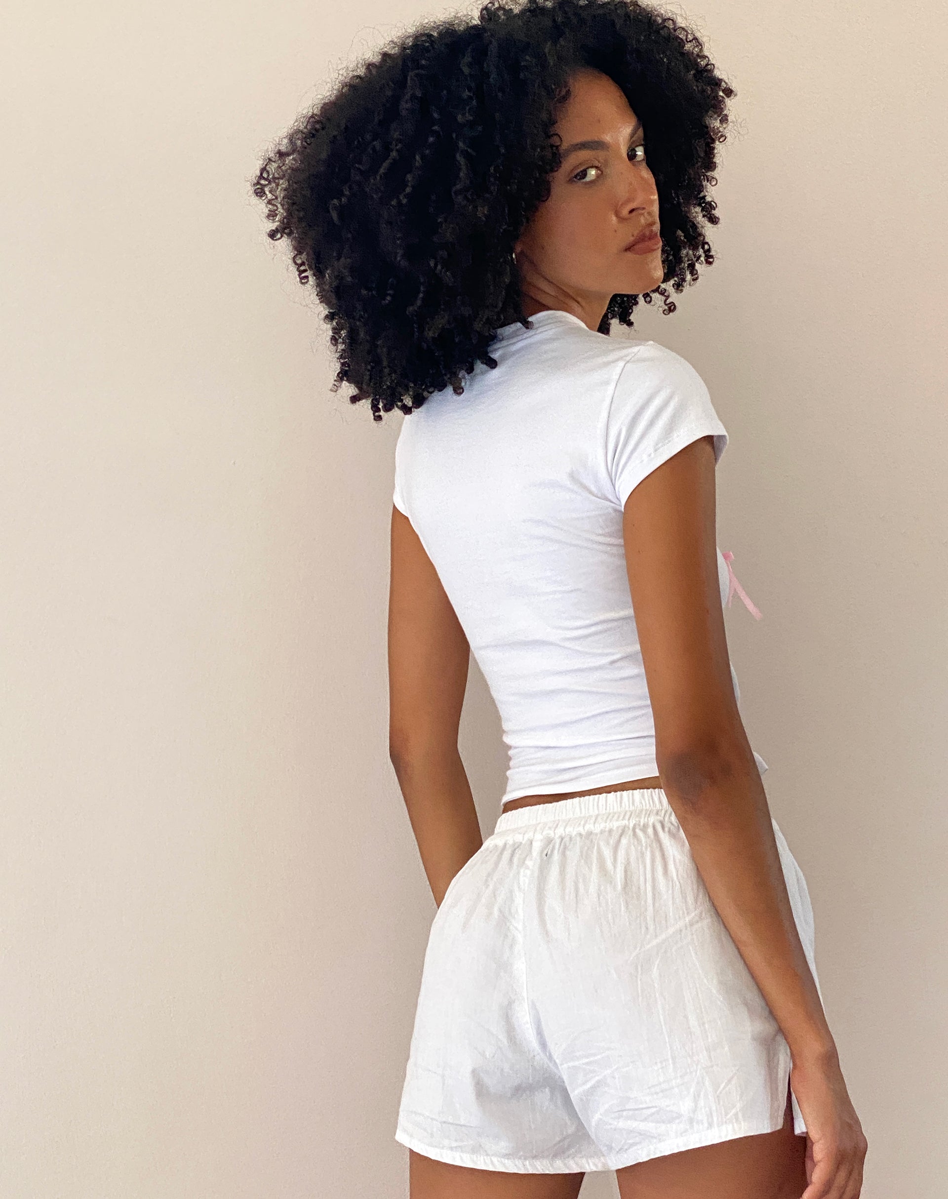 Bild von Tiona Cropped Tee in Weiß mit Love Bunny Druck und Stickerei