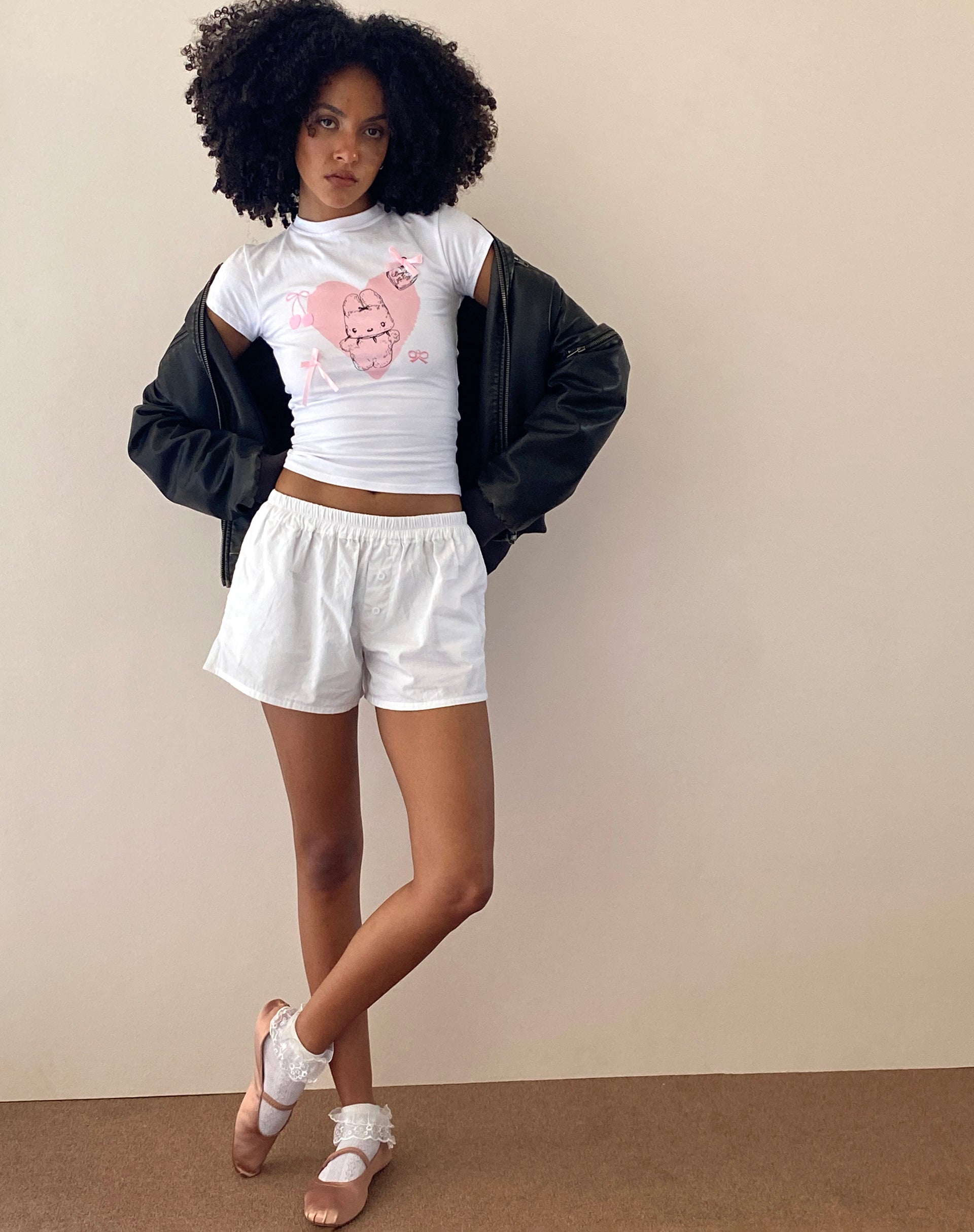 Bild von Tiona Cropped Tee in Weiß mit Love Bunny Druck und Stickerei