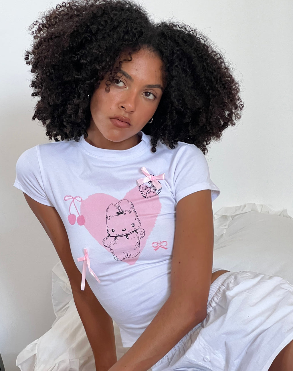 Tiona Cropped Tee in Weiß mit Love Bunny Druck und Stickerei
