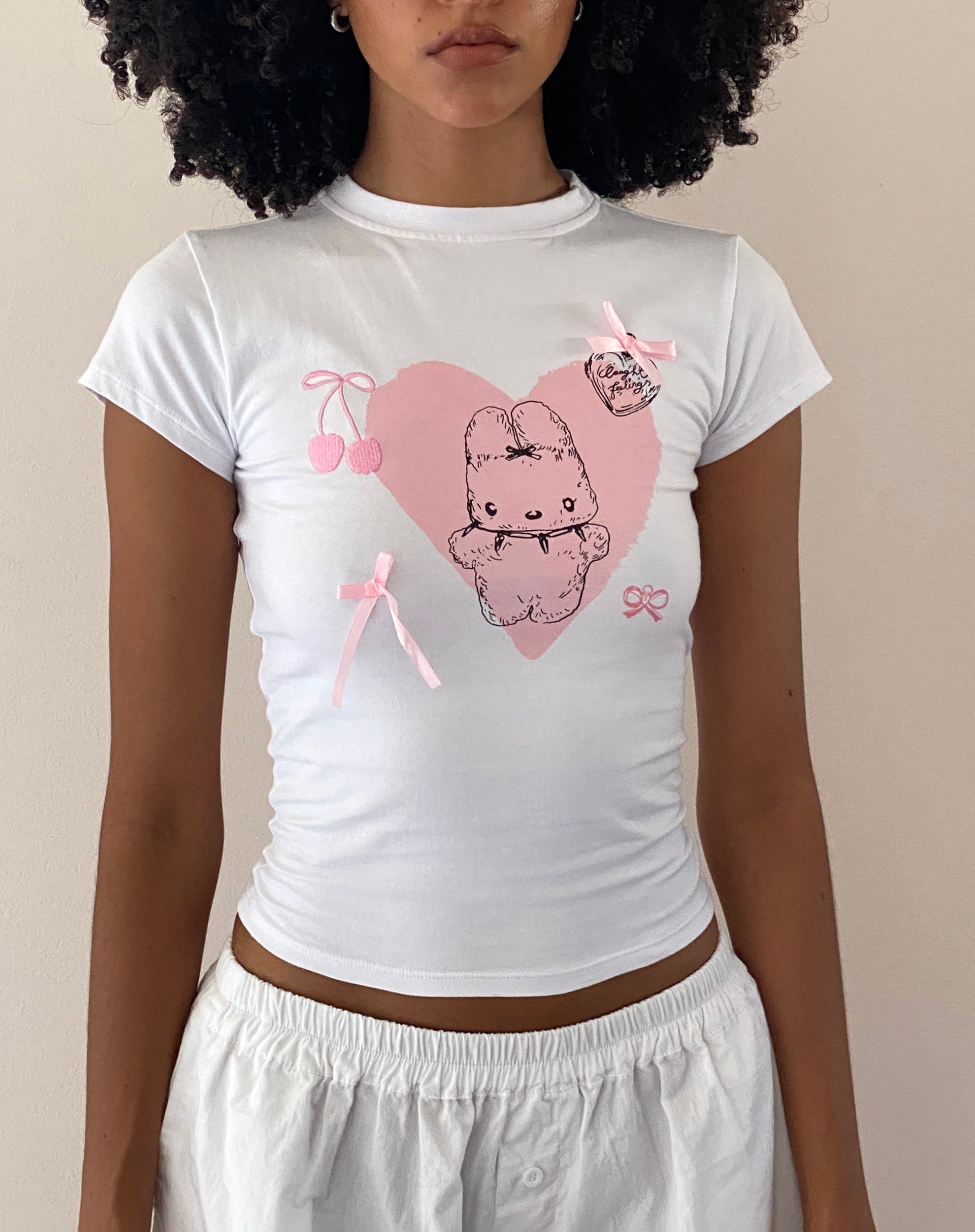 Bild von Tiona Cropped Tee in Weiß mit Love Bunny Druck und Stickerei