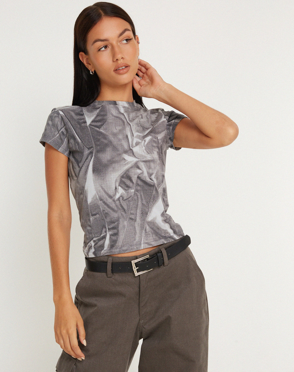 Tiona Cropped Tee in Dystopian Crease Grau