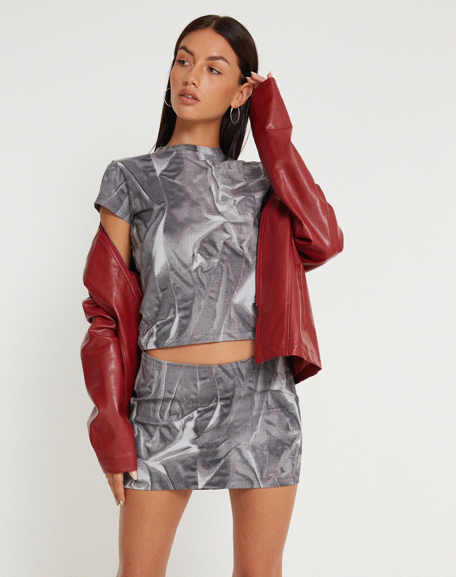 Abbildung des Tiona Cropped Tee in Dystopian Crease Grey