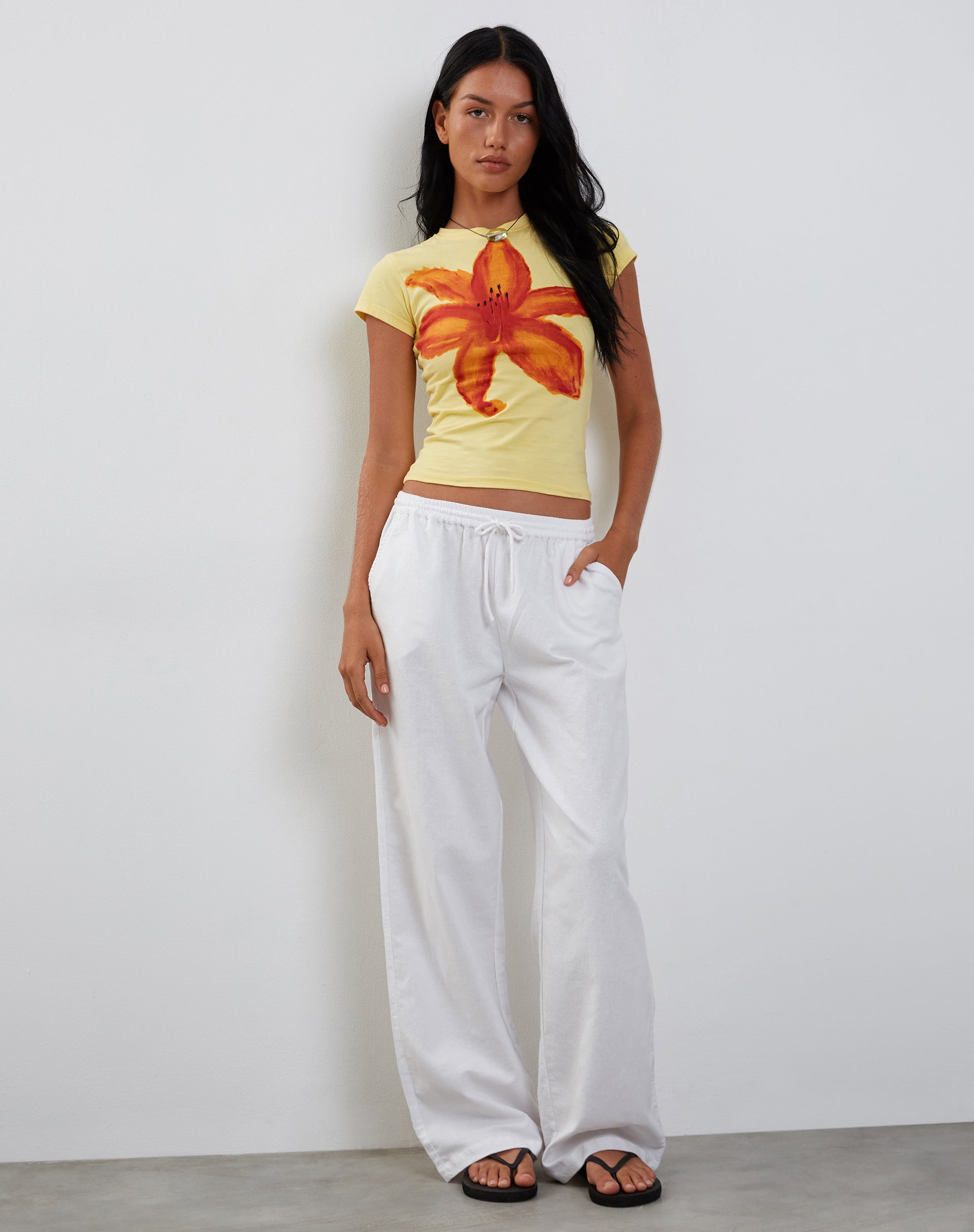 Bild von Tiona Baby Tee in Limonade mit Sommerblumenaufdruck