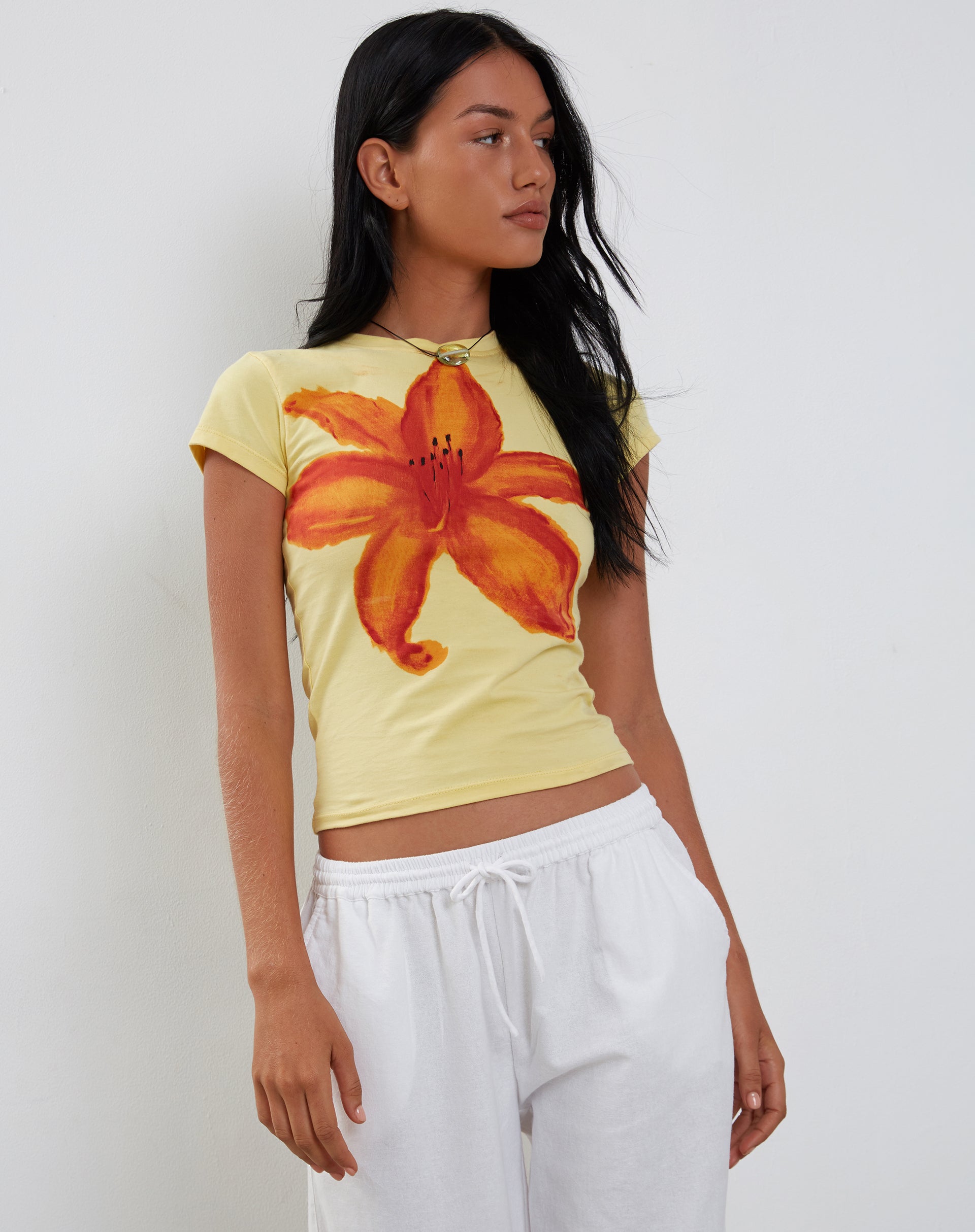 Bild von Tiona Baby Tee in Limonade mit Sommerblumenaufdruck