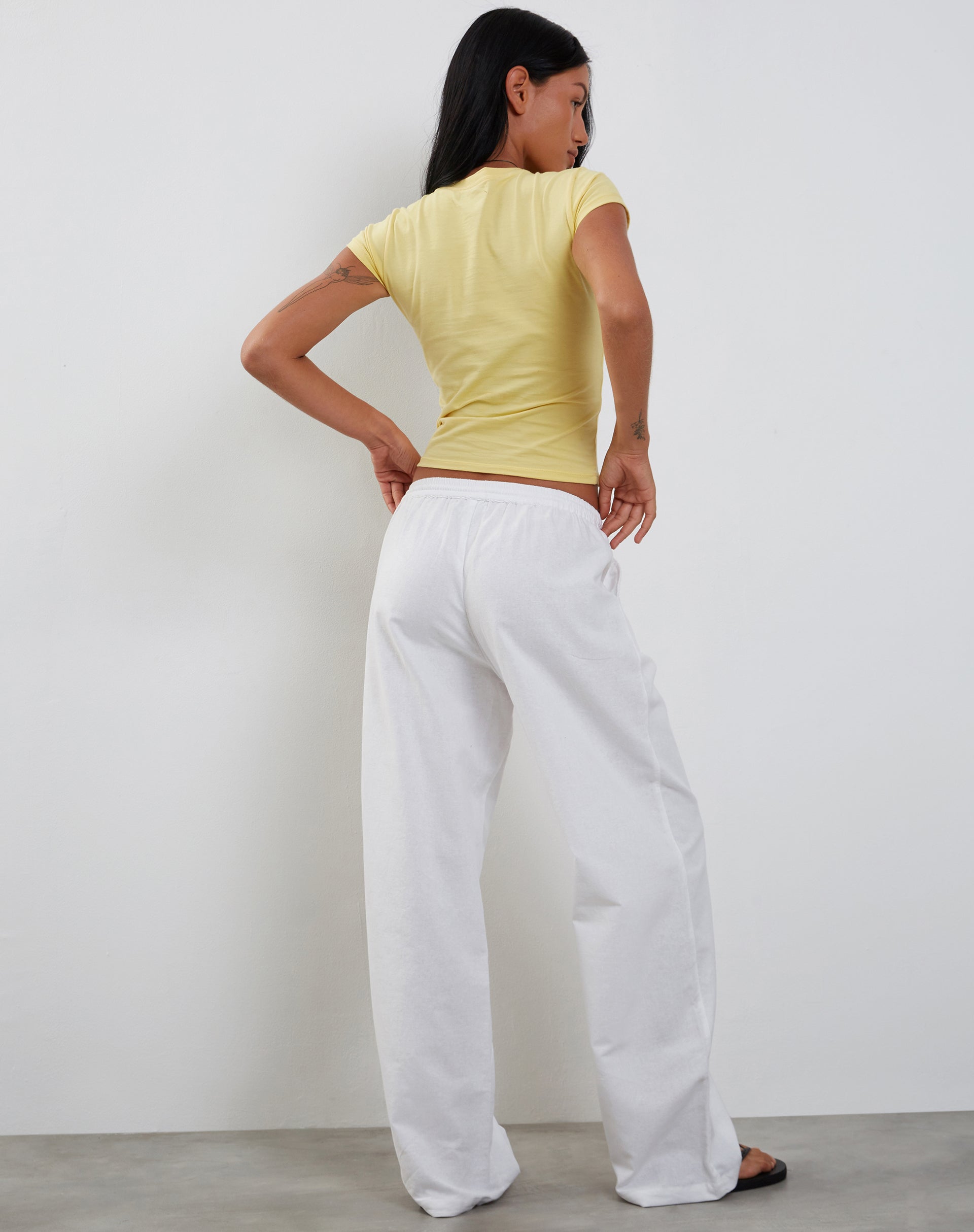 Bild von Tiona Baby Tee in Limonade mit Sommerblumenaufdruck