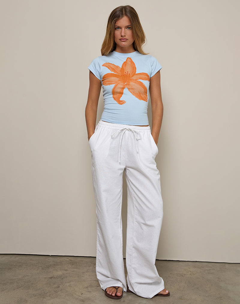 Bild von Tiona Tee in Blau mit orangefarbener Blume