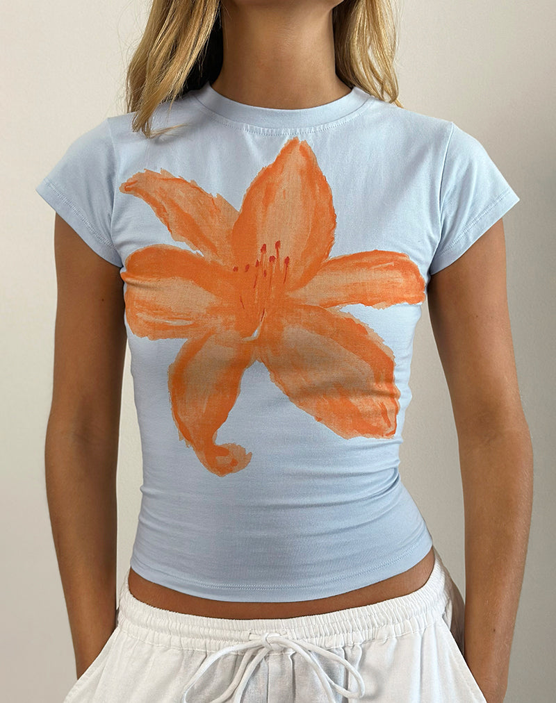 Tiona Tee in Blau mit Orange gemalter Blume