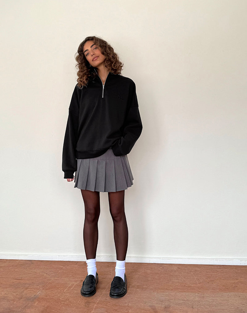 Image of Tirma Pullover mit hohem Halsausschnitt in Tonal Schwarz mit M-Stickerei