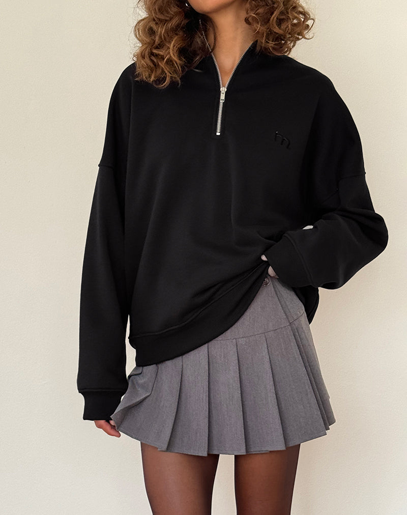 Image of Tirma Pullover mit hohem Halsausschnitt in Tonal Schwarz mit M-Stickerei