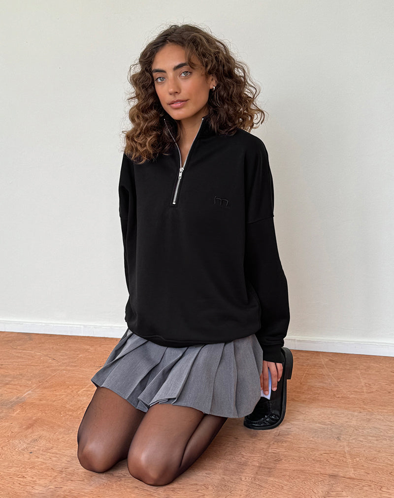 Image of Tirma Pullover mit hohem Halsausschnitt in Tonal Schwarz mit M-Stickerei