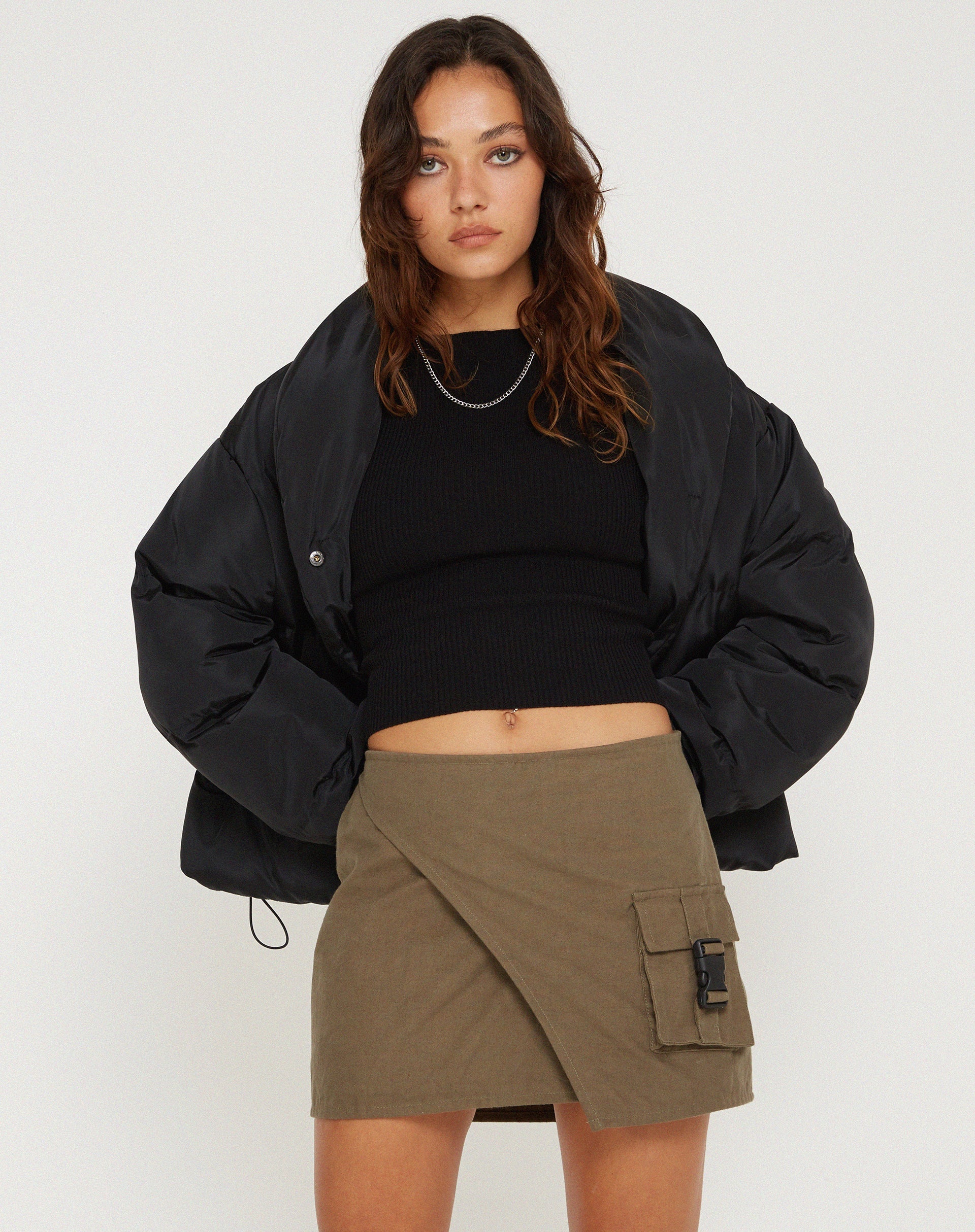 Bild von Trin Minirock mit niedriger Taille in Military Khaki