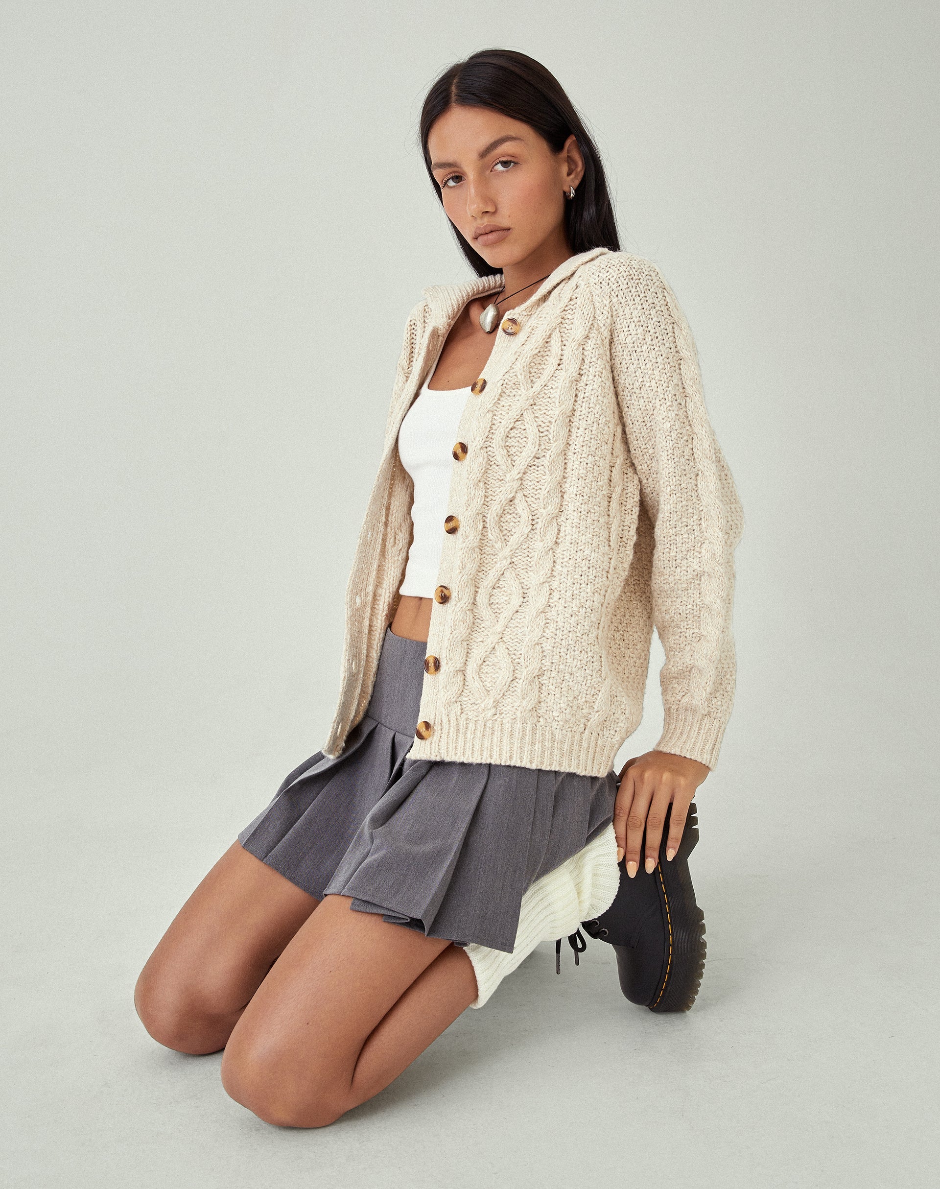 Bild von MOTEL X JACQUIE Triny Strickjacke in Kabelstrick Hafermehl