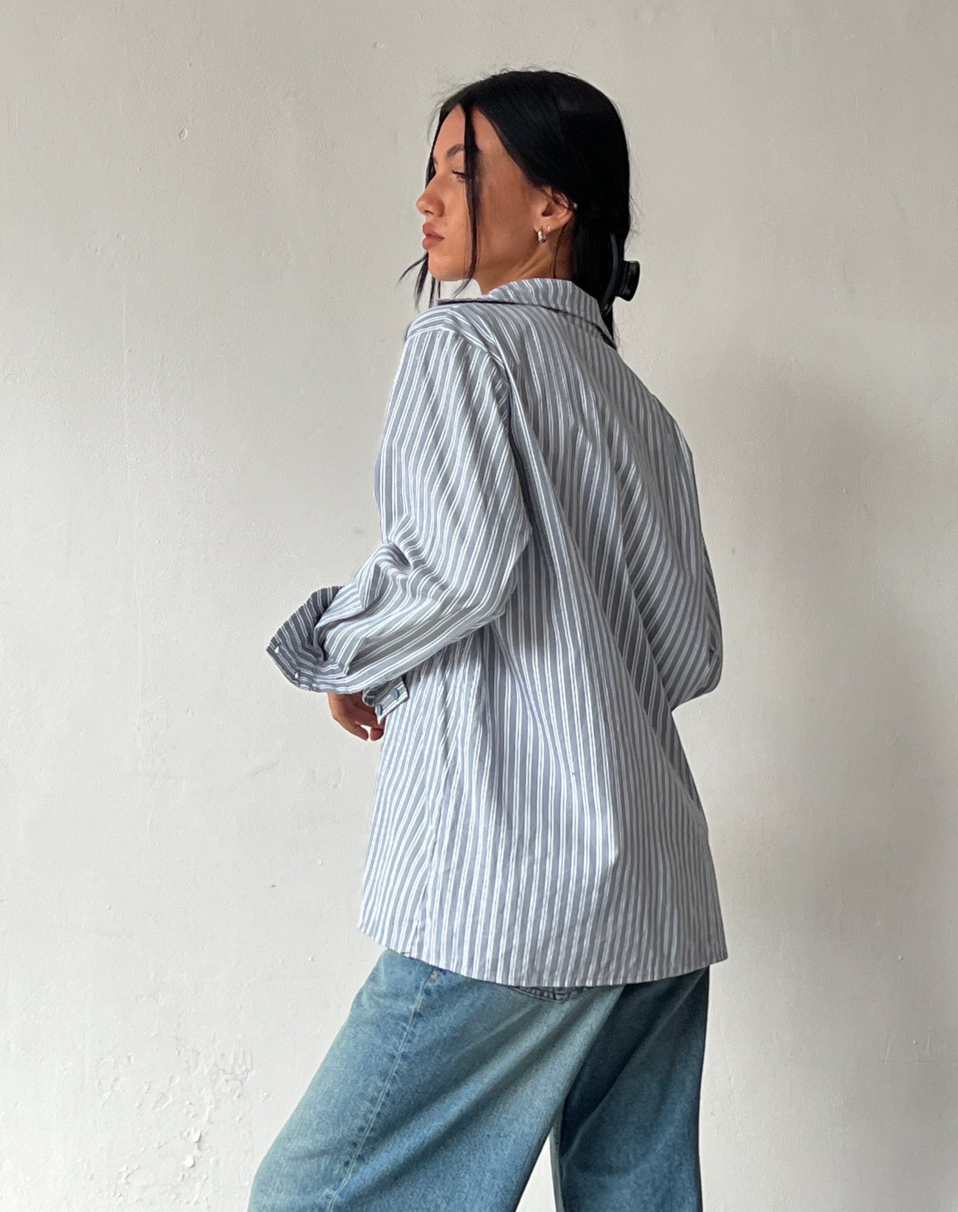 Image of MOTEL X JACQUIE Turner Hemd in Grau und Weiß gestreift mit M-Stickerei