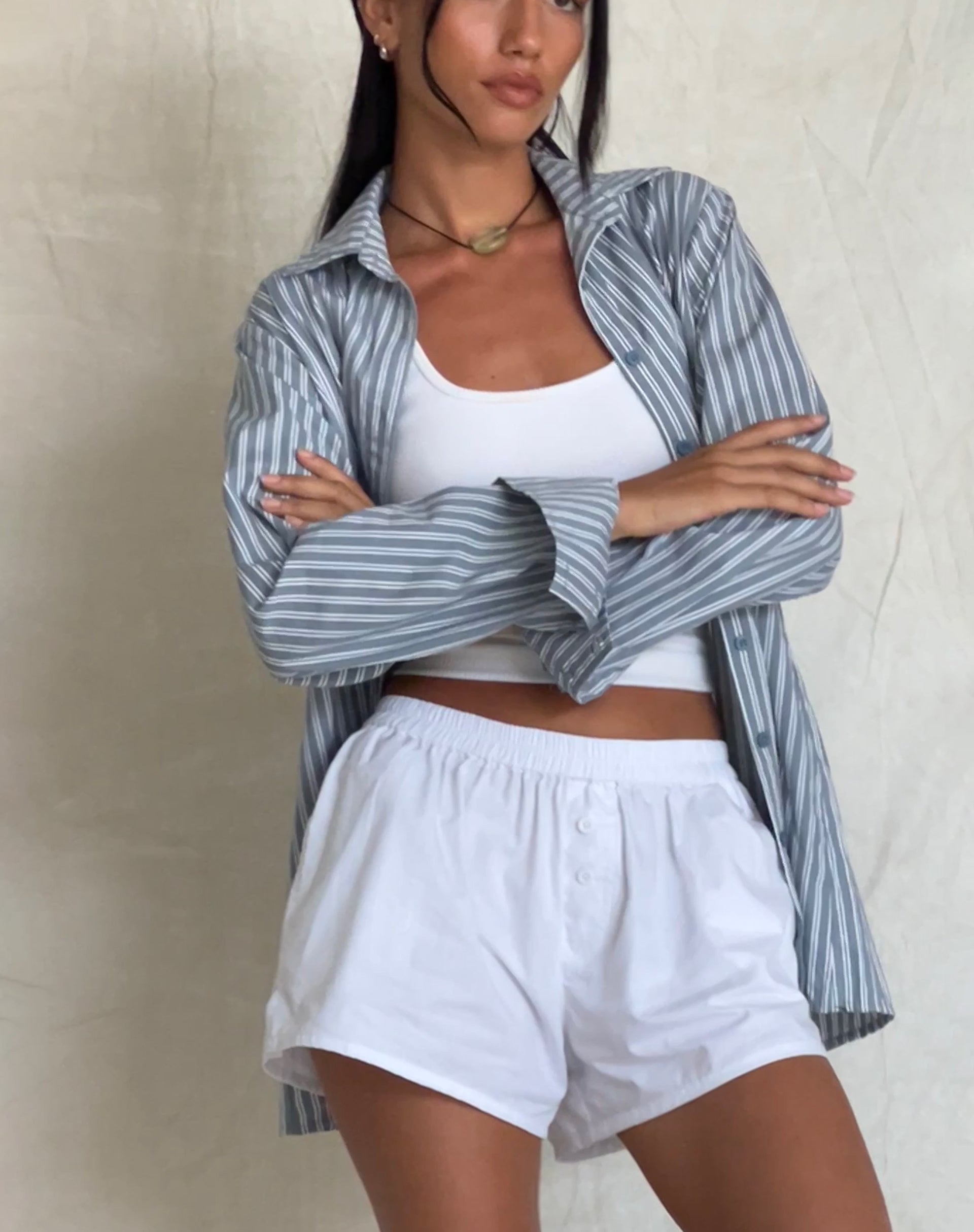 Image of MOTEL X JACQUIE Turner Hemd in Grau und Weiß gestreift mit M-Stickerei