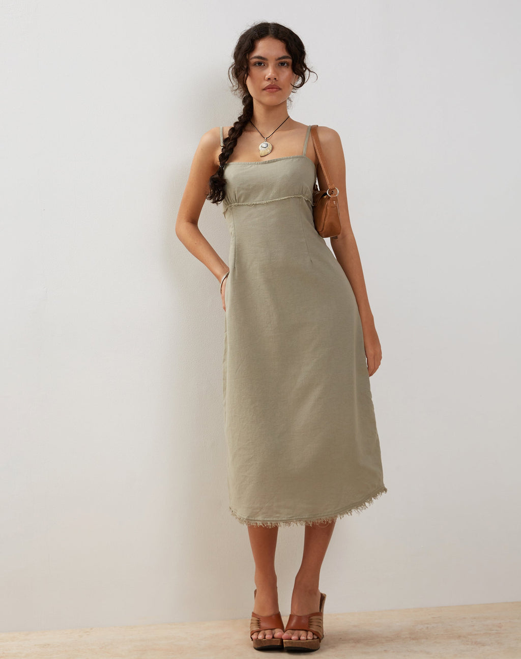Una Midi-Slipkleid aus schiefergrünem Leinen mit ausgefranstem Saum