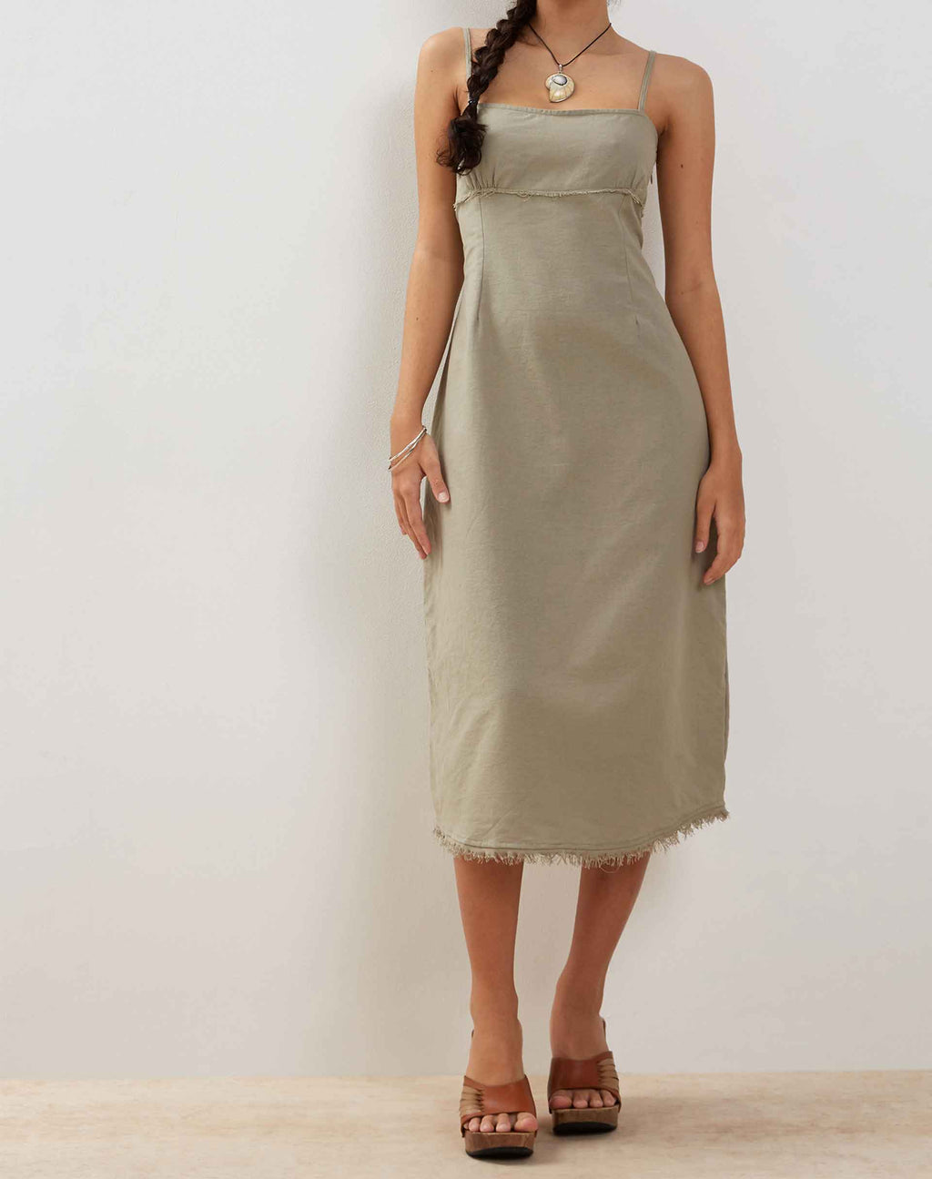 Una Midi-Slipkleid aus schiefergrünem Leinen mit ausgefranstem Saum