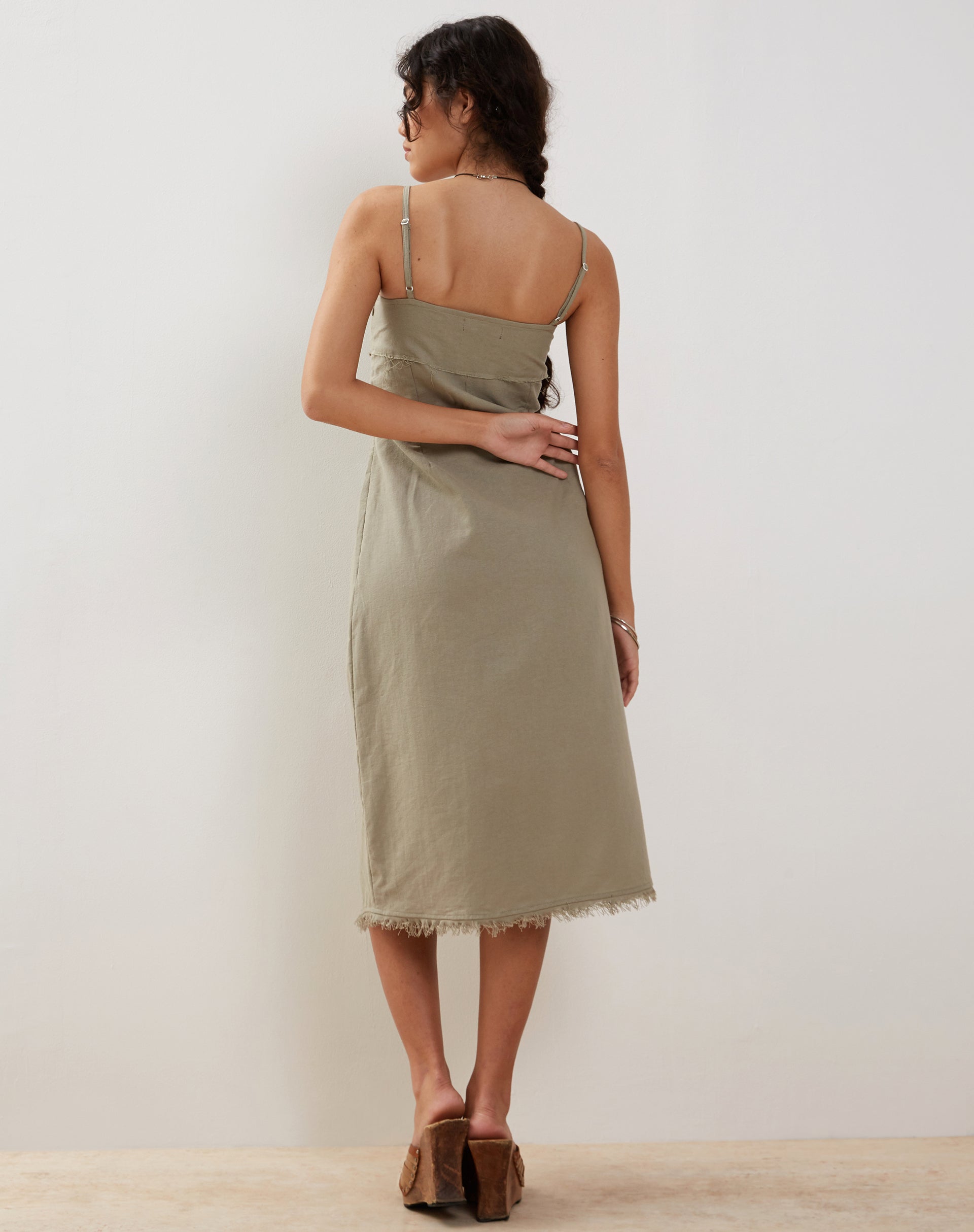 Image of Una Midi-Slipkleid aus schiefergrünem Leinen mit ausgefranstem Saum
