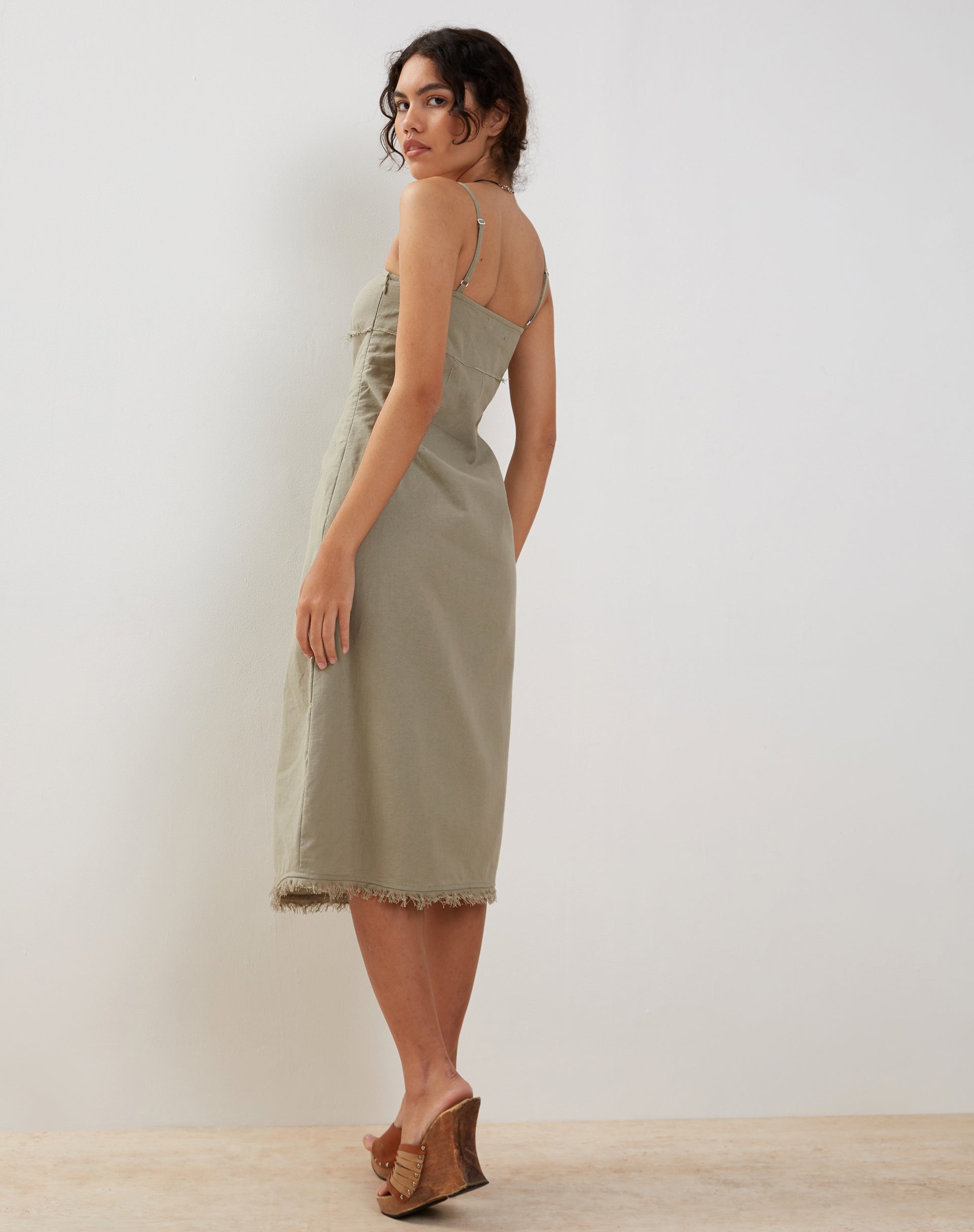 Image of Una Midi-Slipkleid aus schiefergrünem Leinen mit ausgefranstem Saum