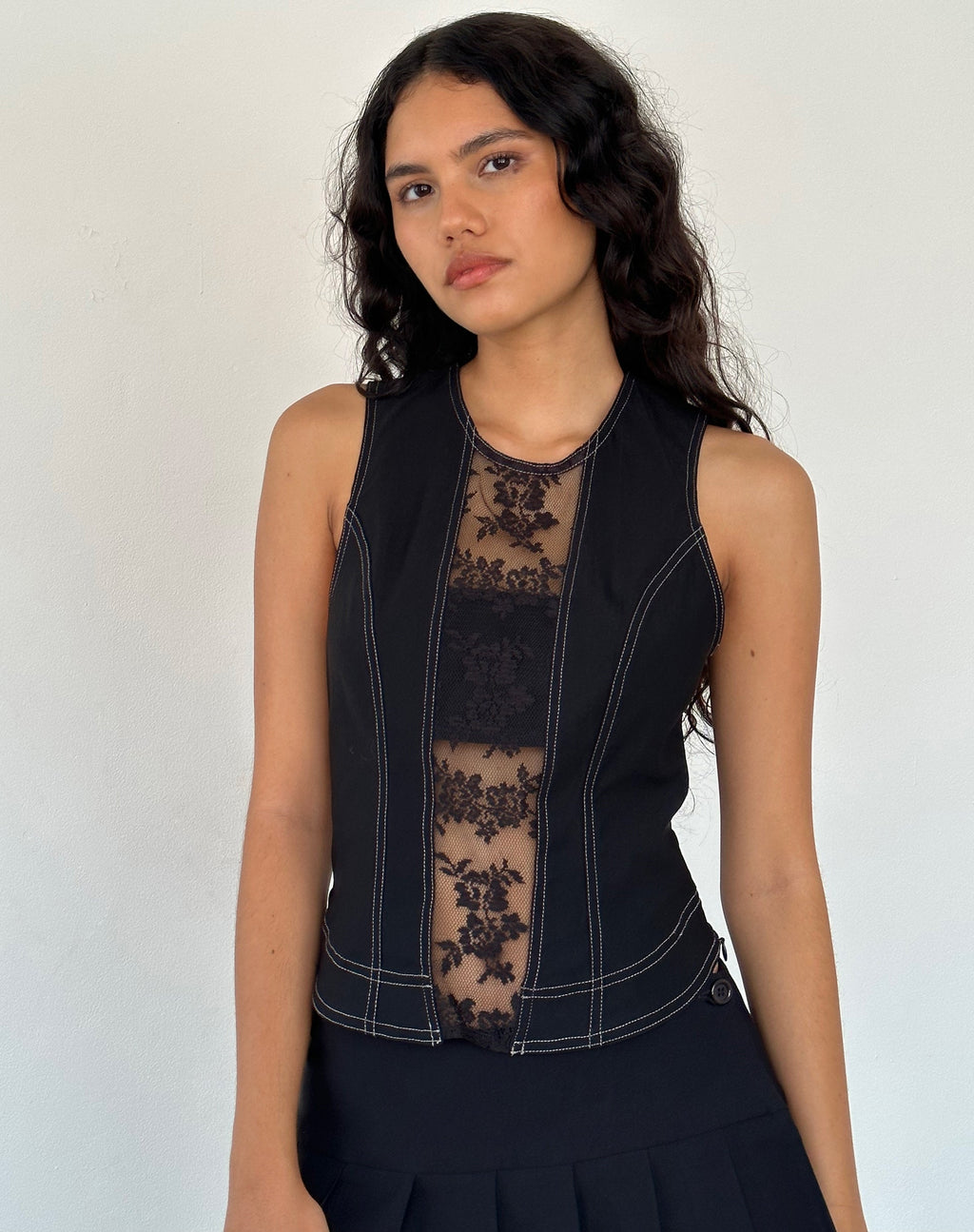 Verbena Top mit Spitzeneinsatz in Schwarz Tailoring