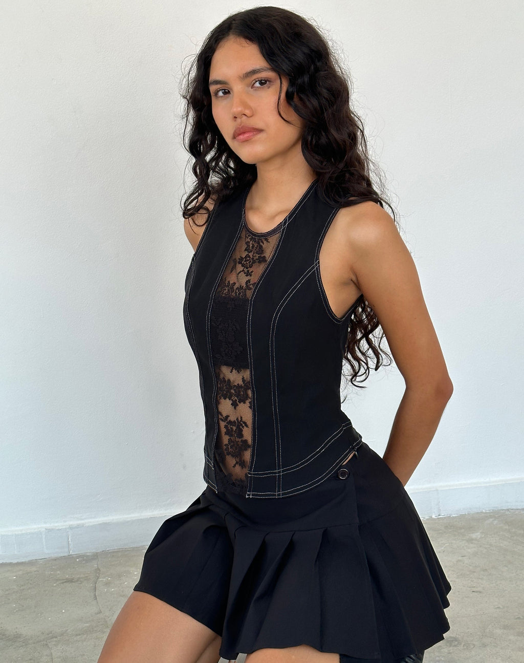 Verbena Top mit Spitzeneinsatz in Schwarz Tailoring