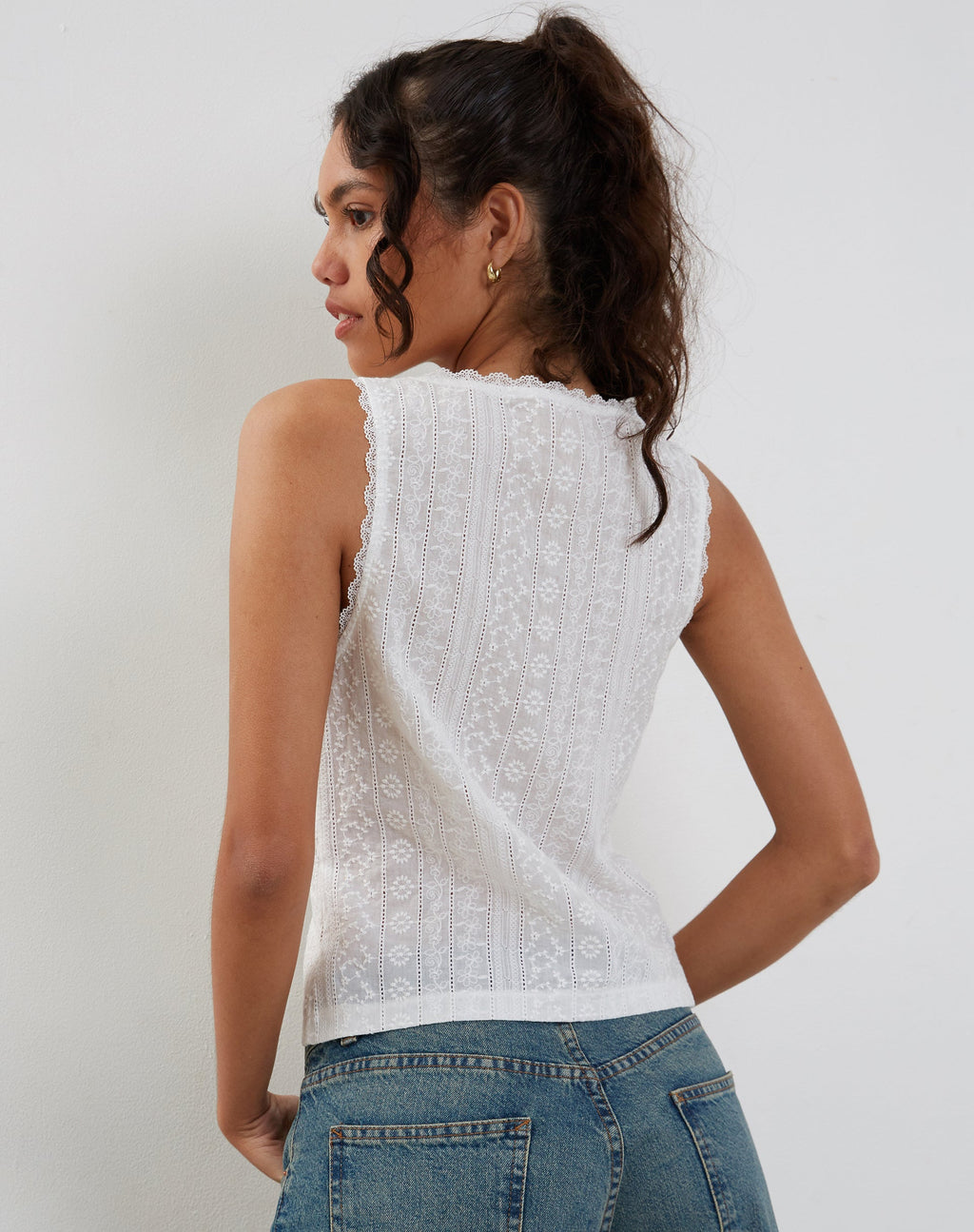 Vezia Broderie Ärmelloses Top in Weiß mit Rosenstickerei