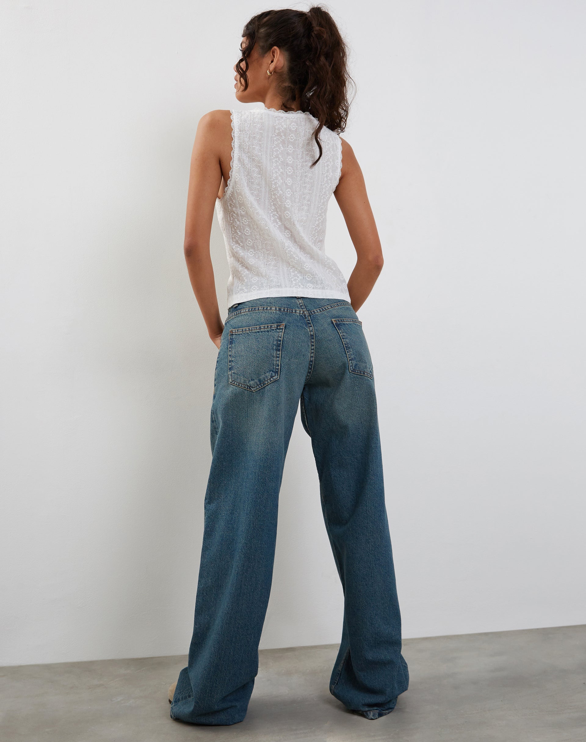 Image of Vezia broderie Ärmelloses Top in Weiß mit Rosenstickerei