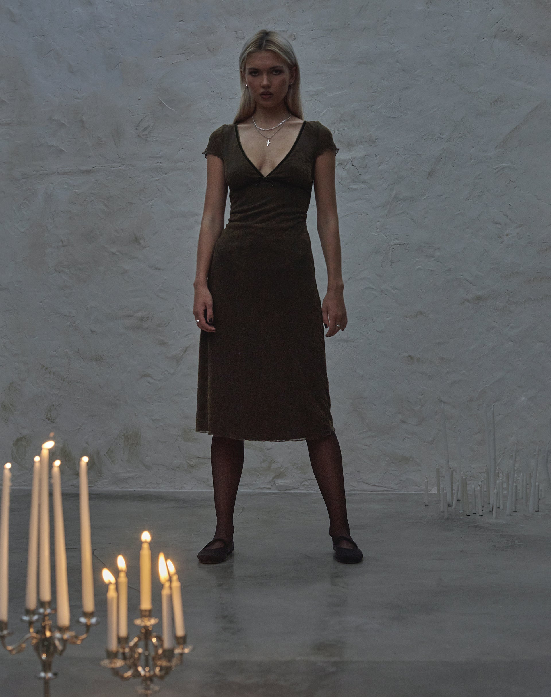 Bild von Vilinia Midikleid in abstrakter Botanik Dunkel-Olive