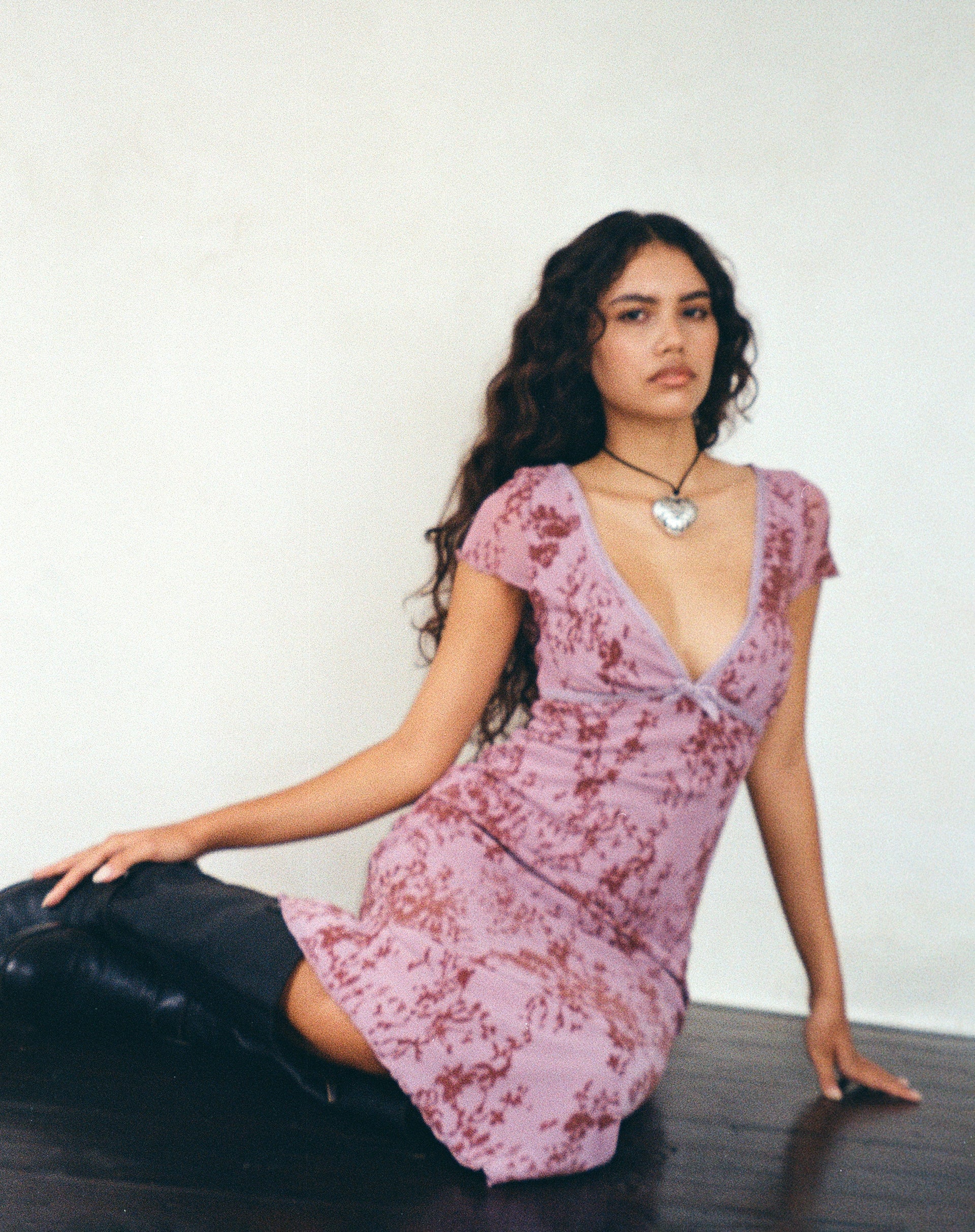 Bild von Vilinia Midikleid in abstraktem botanischem Mauve