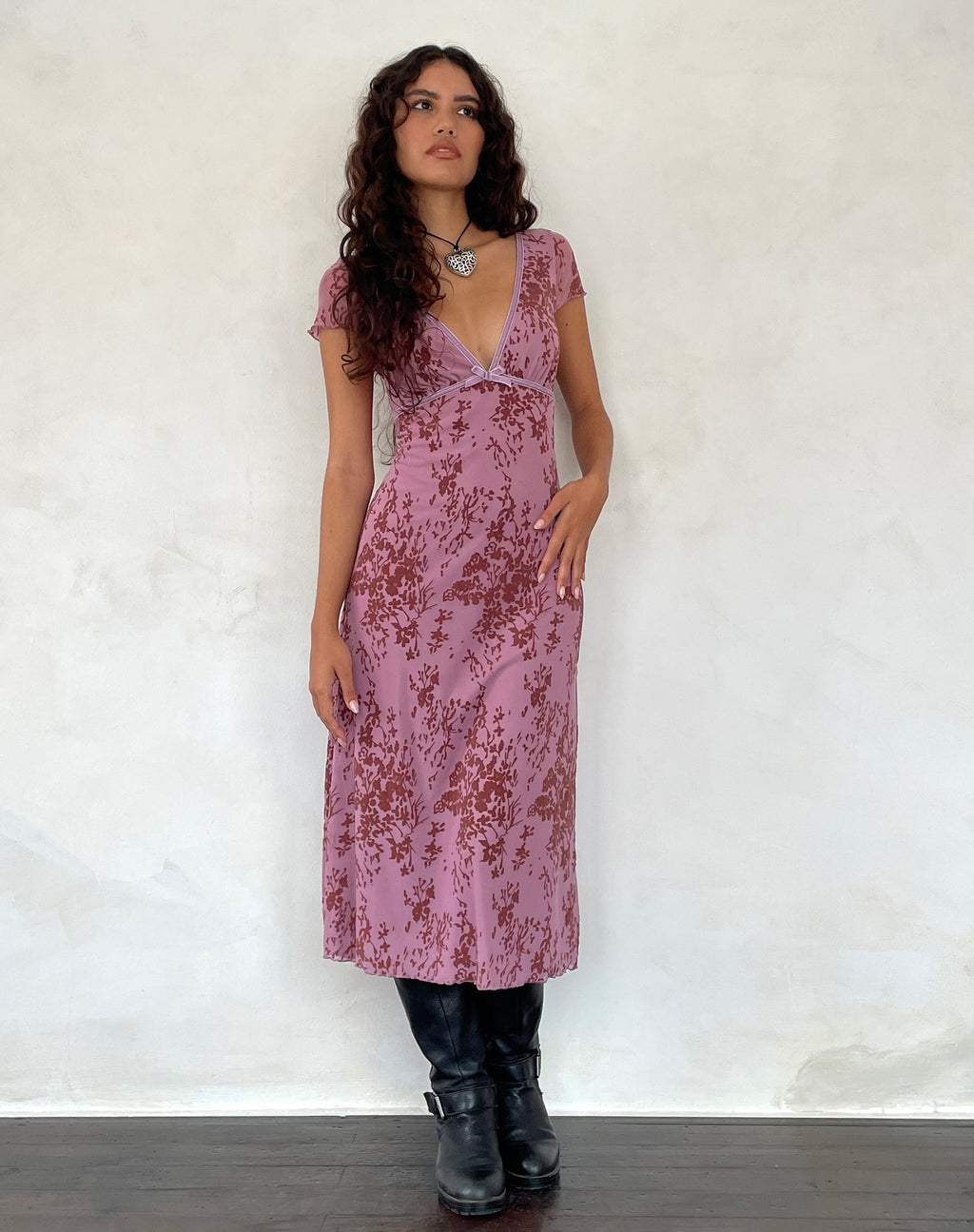 Vilinia Midikleid in Abstraktem Botanischem Mauve