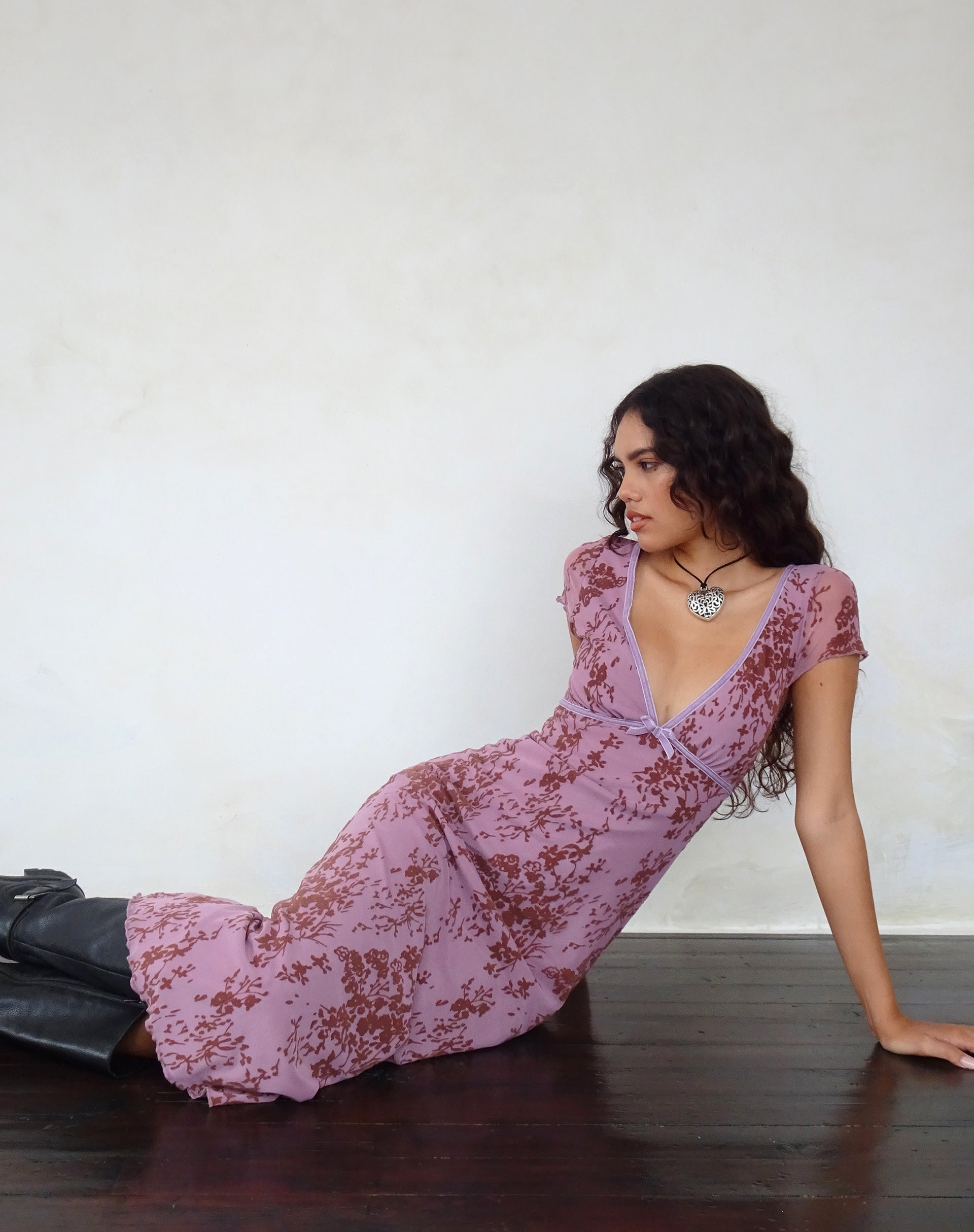 Bild von Vilinia Midikleid in abstraktem botanischem Mauve
