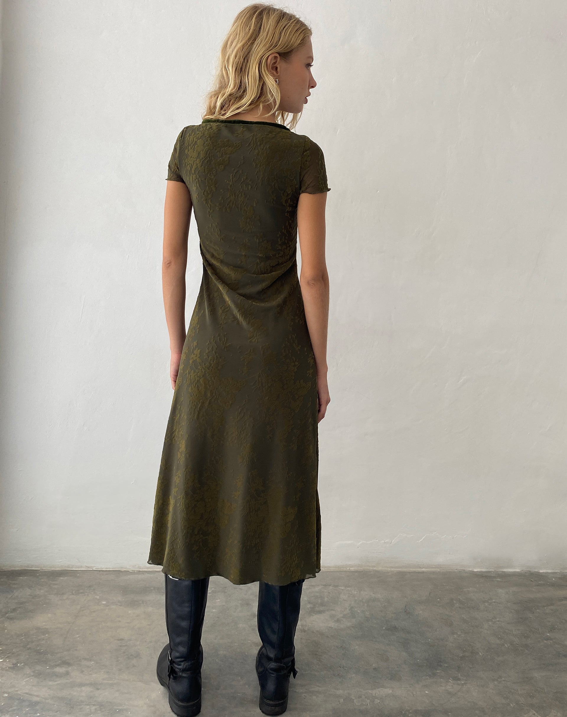 Bild von Vilinia Midikleid in abstrakter Botanik Dunkel-Olive