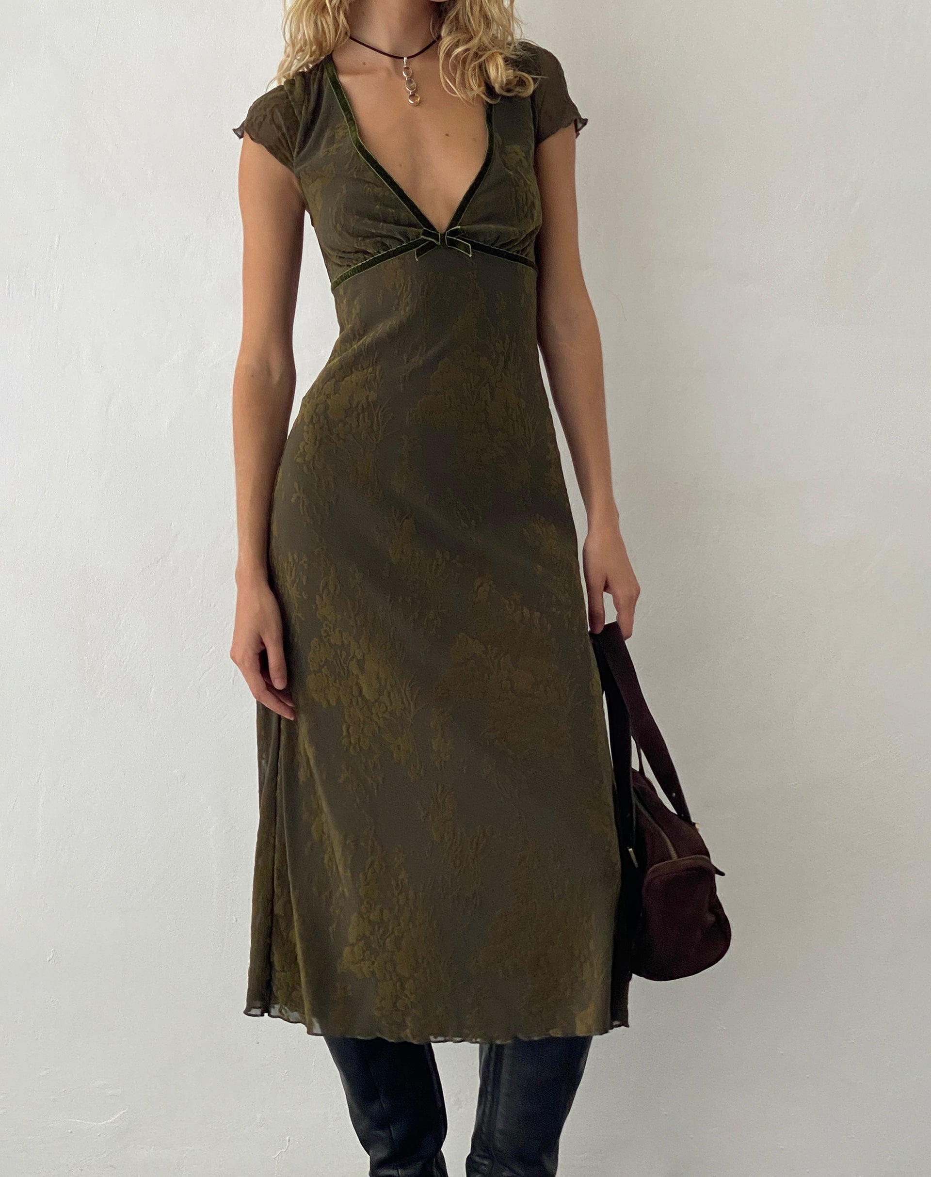 Bild von Vilinia Midikleid in abstrakter Botanik Dunkel-Olive