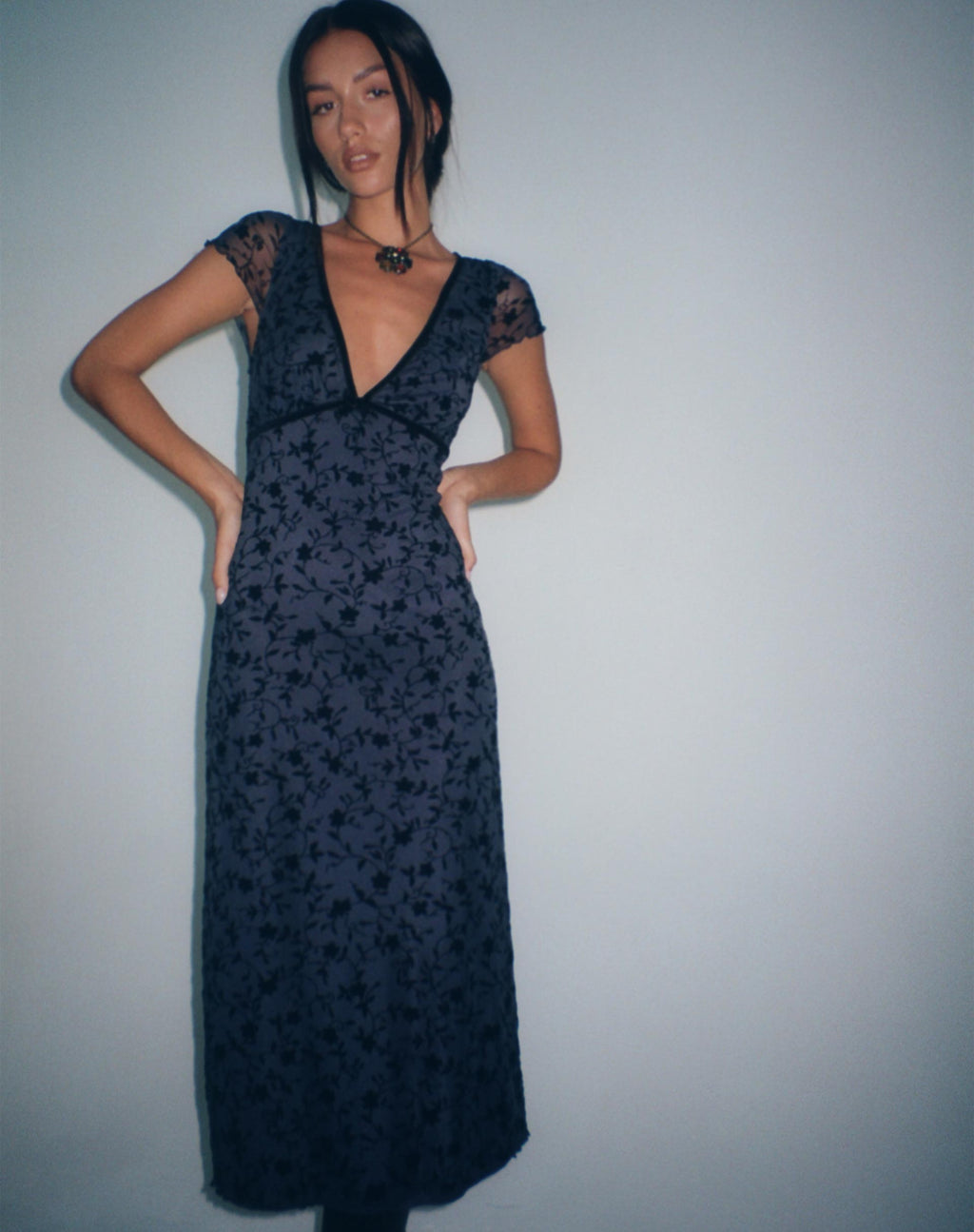 Vilinia Midikleid in Pretty Petal Flock Schwarz