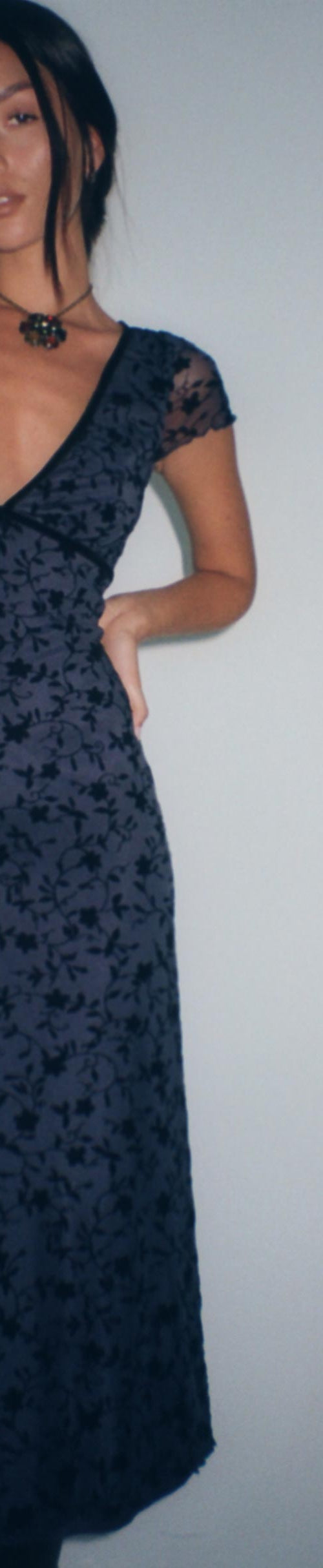 Image of Vilinia Midikleid aus hübschem Blütenflaum Schwarz