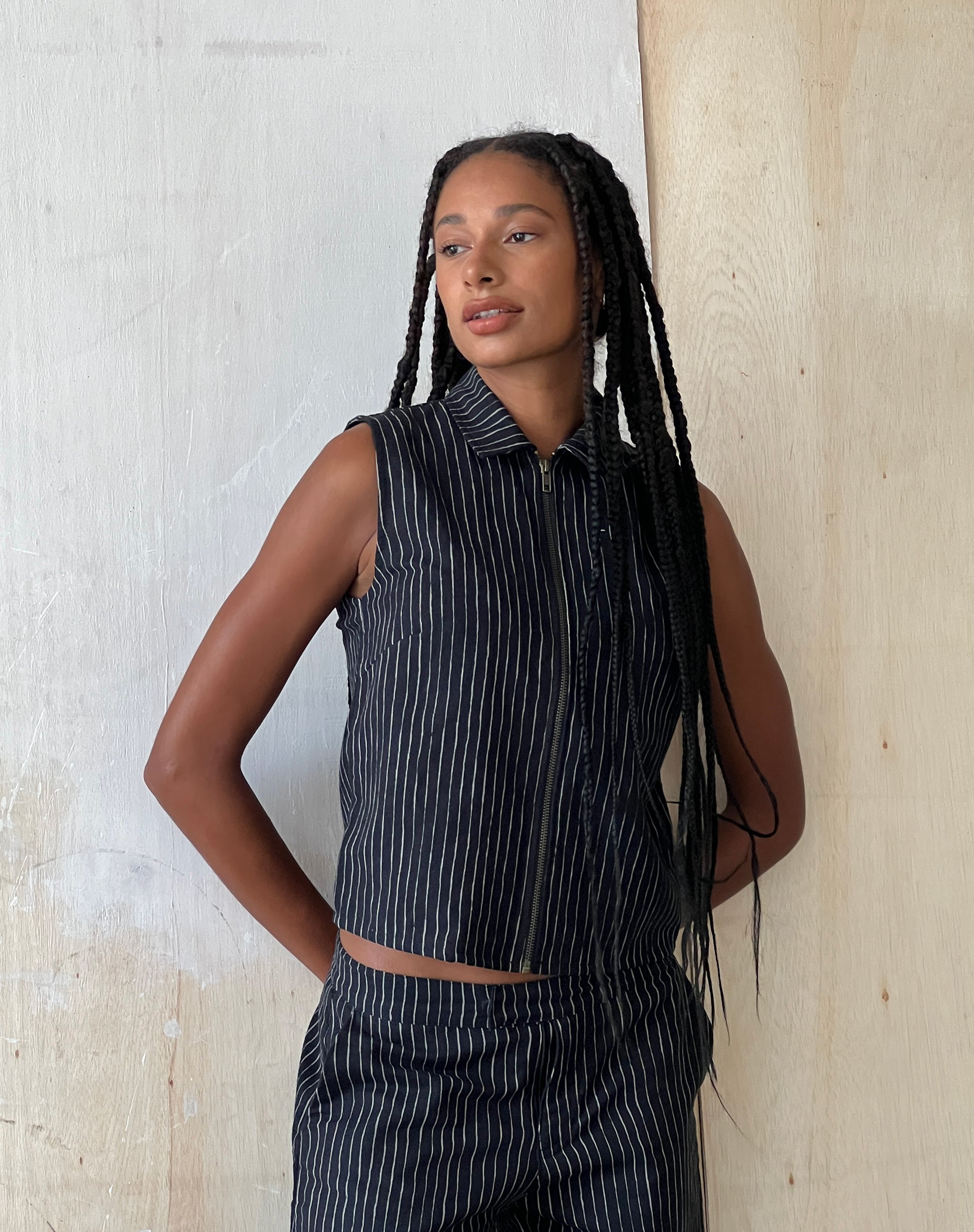 Bild von MOTEL X JACQUIE Virago Zip Up Ärmellose Jacke in Sketchy Stripe Schwarz