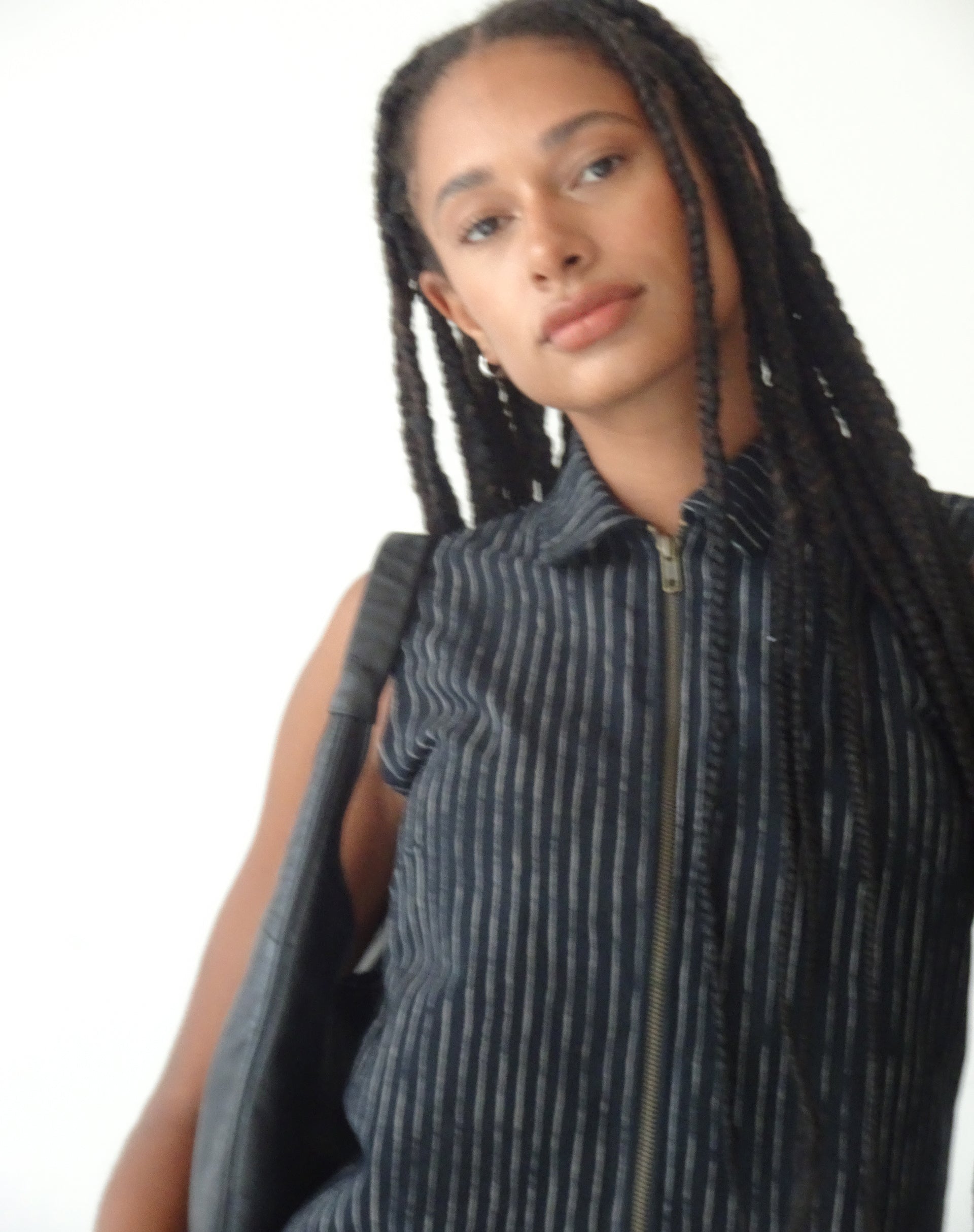 Bild von MOTEL X JACQUIE Virago Zip Up Ärmellose Jacke in Sketchy Stripe Schwarz