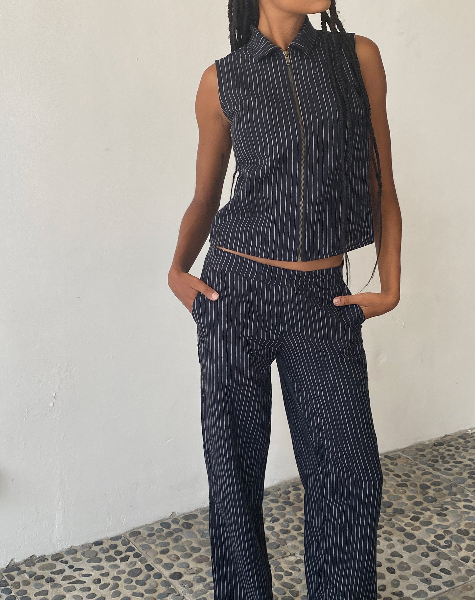 Bild von MOTEL X JACQUIE Virago Zip Up Ärmellose Jacke in Sketchy Stripe Schwarz