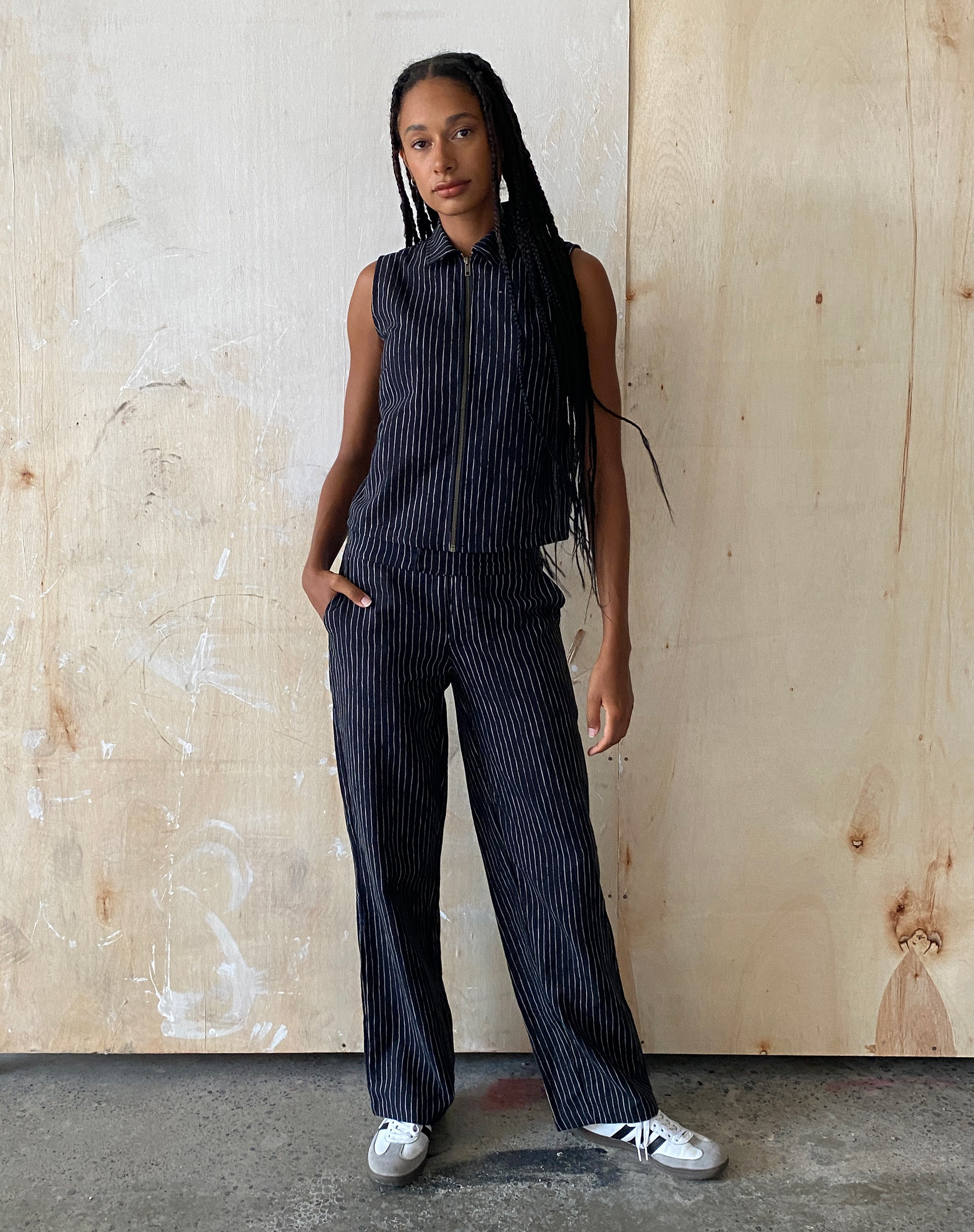 Bild von MOTEL X JACQUIE Virago Zip Up Ärmellose Jacke in Sketchy Stripe Schwarz