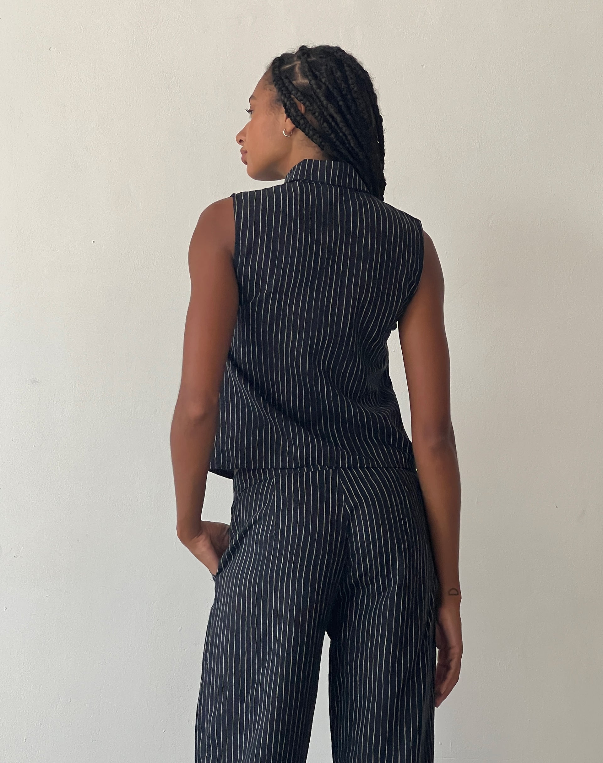 Bild von MOTEL X JACQUIE Virago Zip Up Ärmellose Jacke in Sketchy Stripe Schwarz