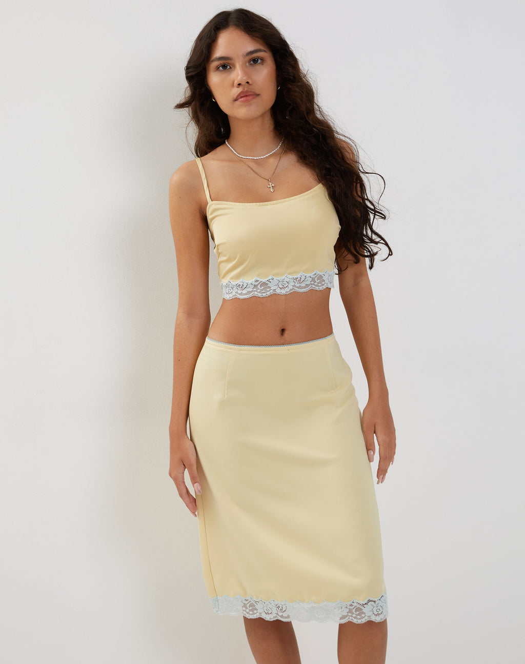 Resika Low Rise Midirock aus Satin Blassgelb