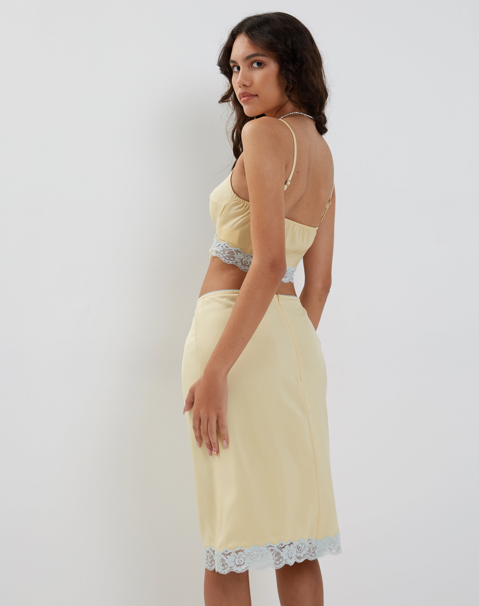 Image of Resika Midirock mit tiefem Ausschnitt aus Satin Blassgelb