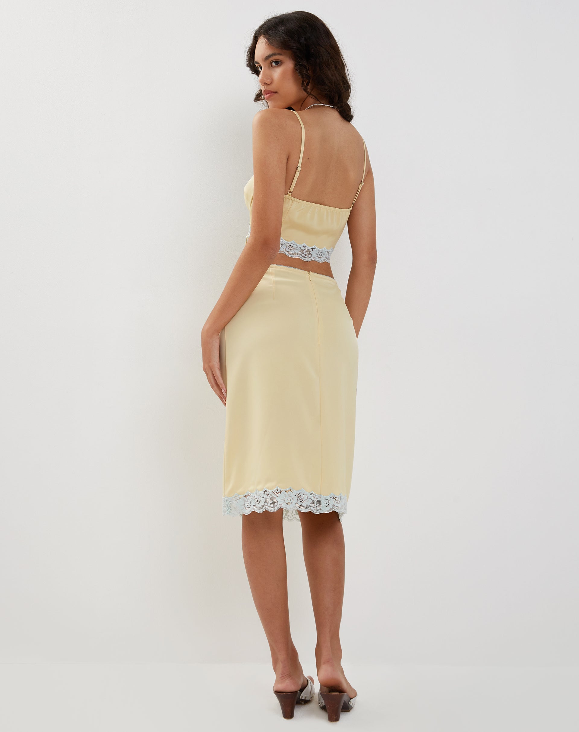 Image of Resika Midirock mit tiefem Ausschnitt aus Satin Blassgelb